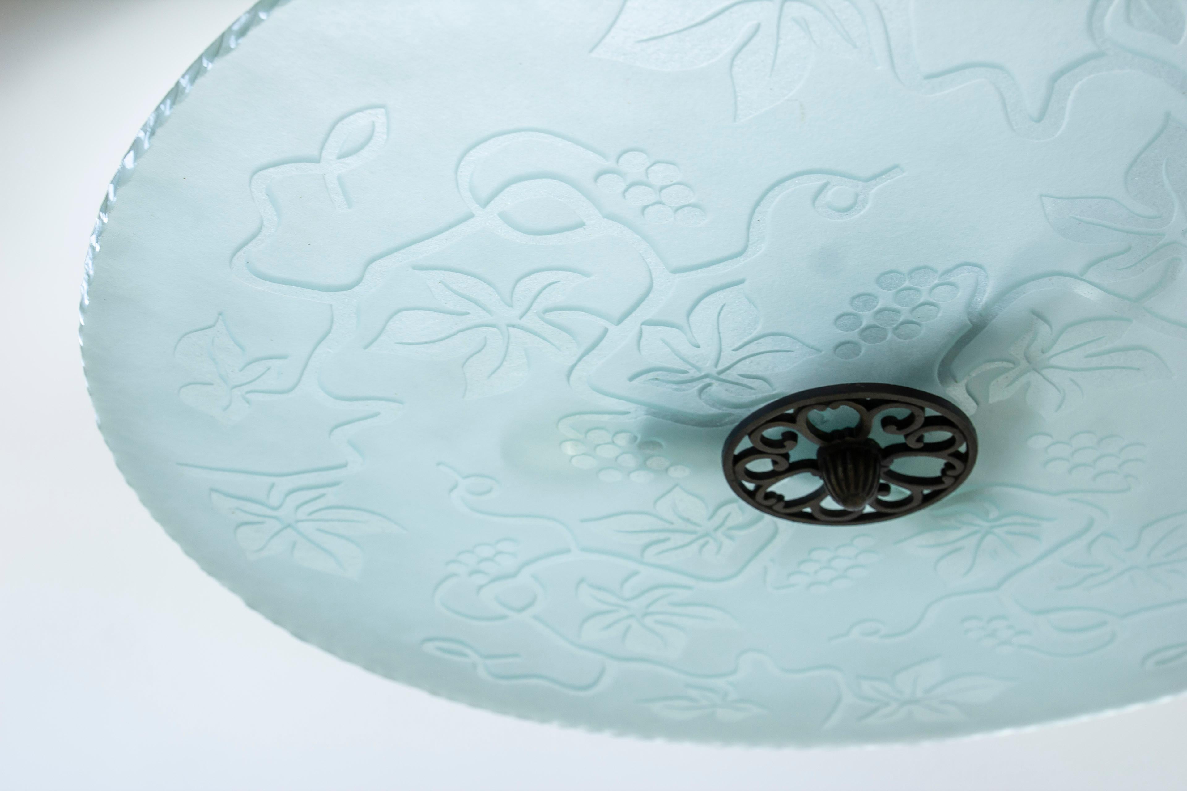 Scandinave moderne Lampe suédoise moderne en verre encastrée avec motif floral gravé, années 1940 en vente