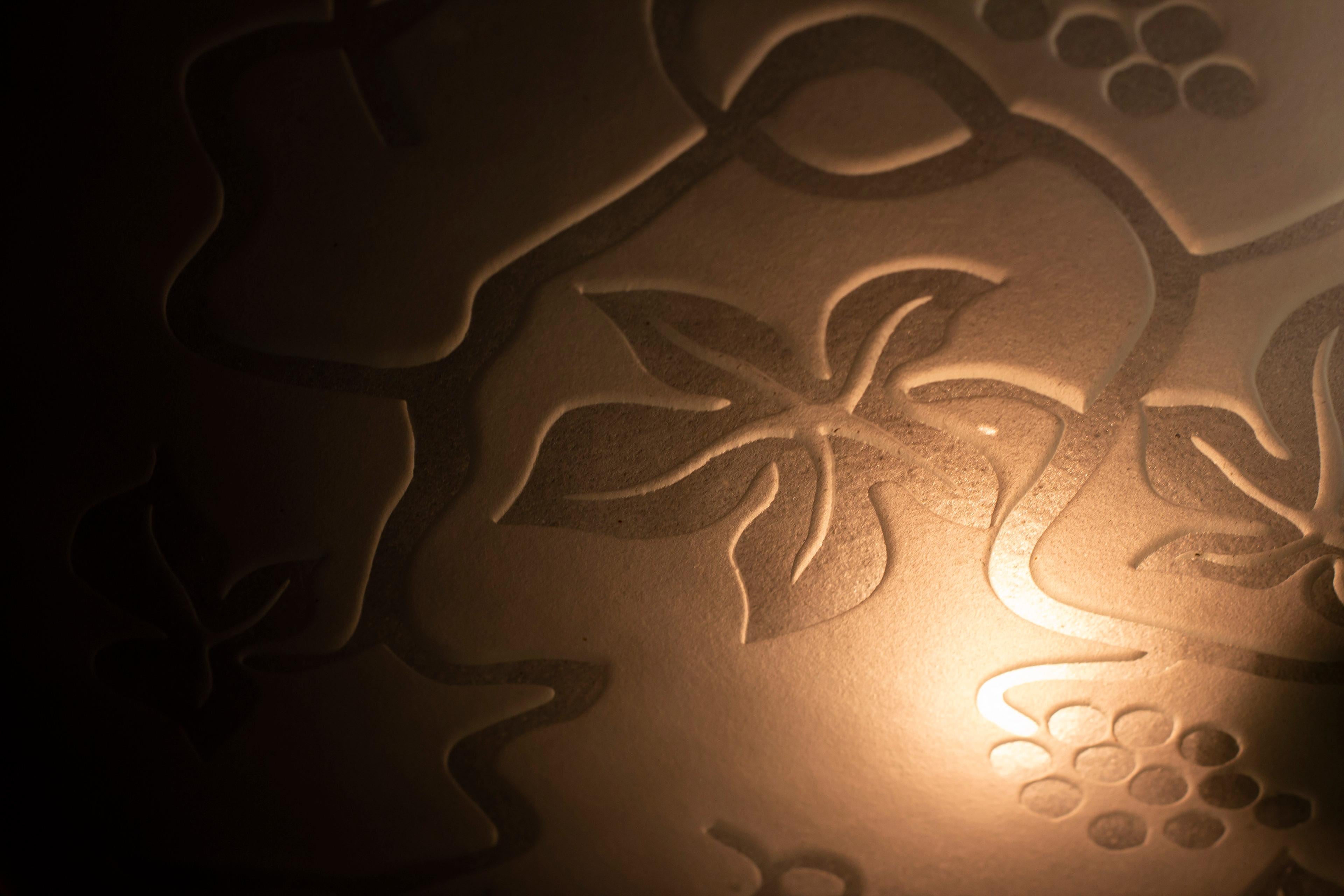 Lampe suédoise moderne en verre encastrée avec motif floral gravé, années 1940 Bon état - En vente à Hägersten, SE