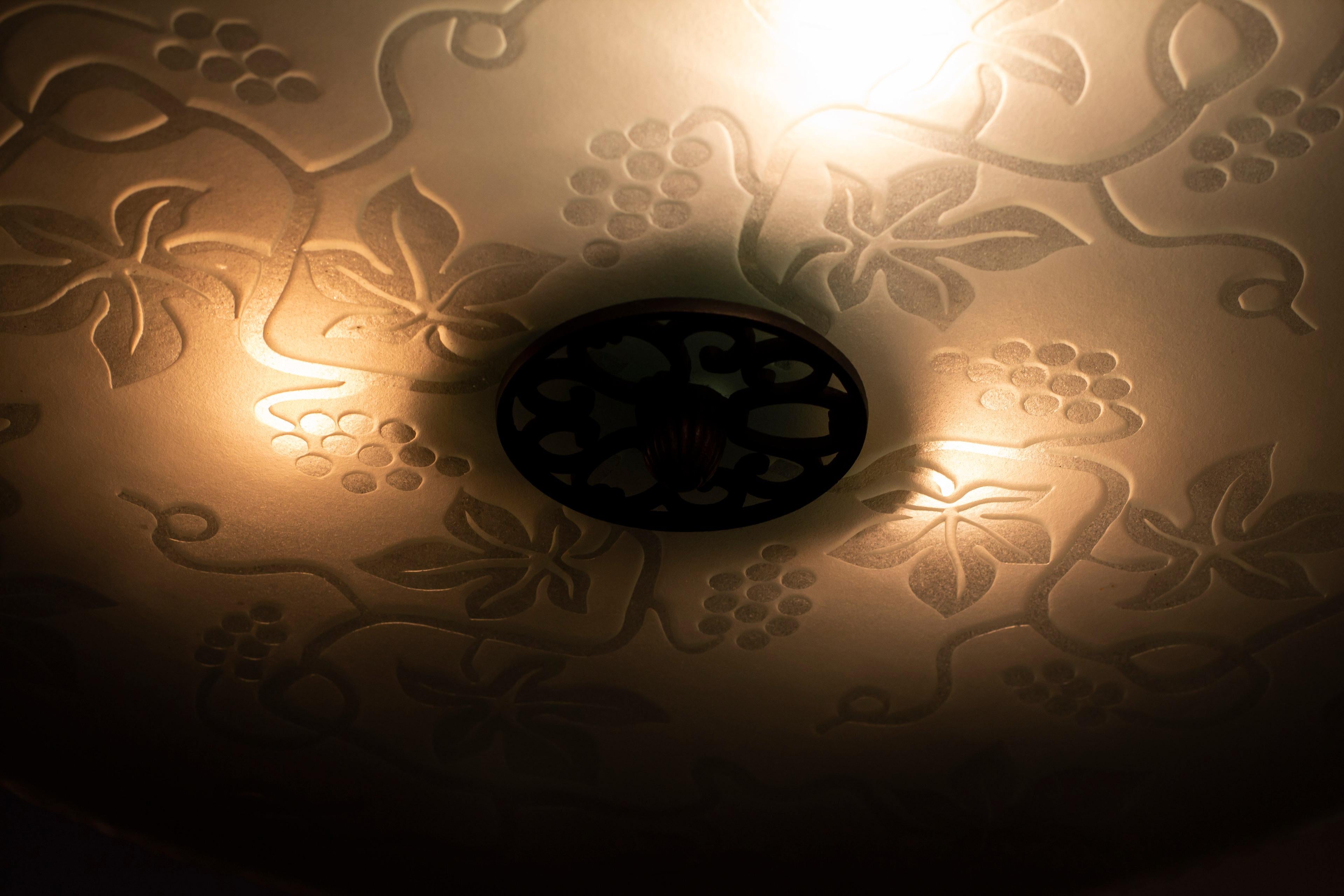 Milieu du XXe siècle Lampe suédoise moderne en verre encastrée avec motif floral gravé, années 1940 en vente