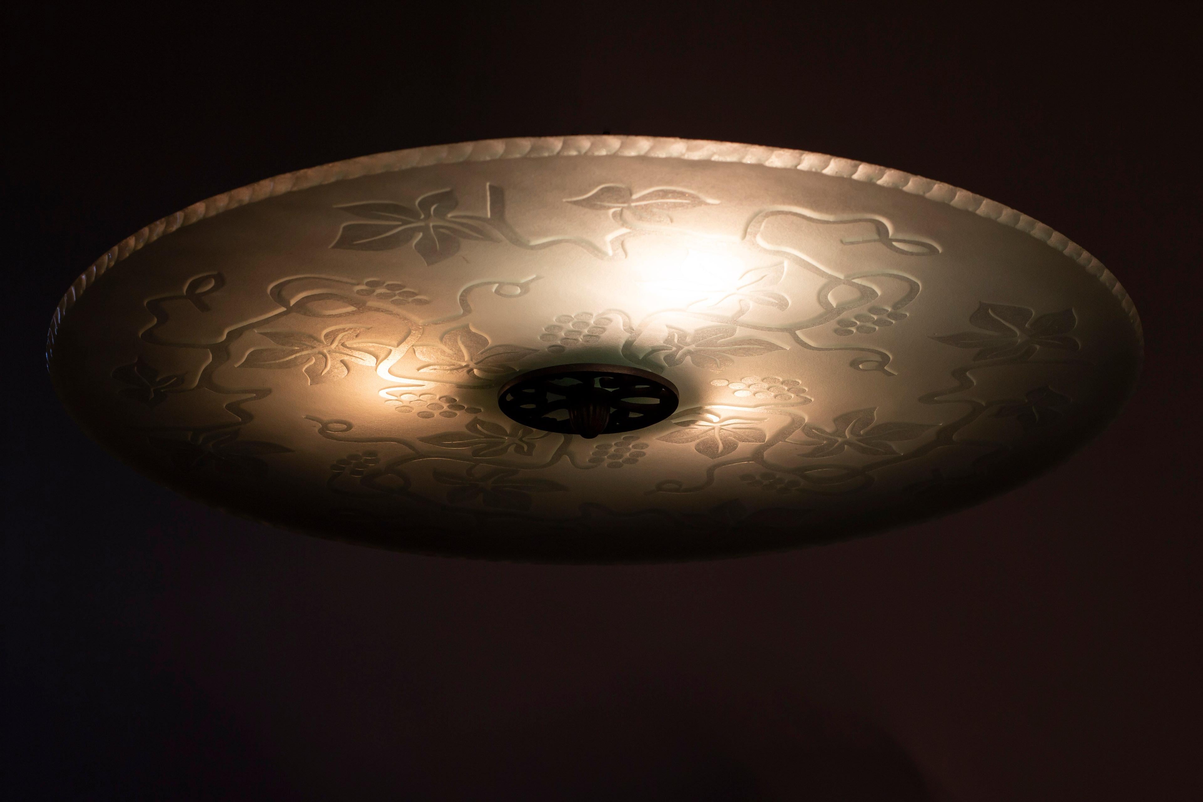 Acier Lampe suédoise moderne en verre encastrée avec motif floral gravé, années 1940 en vente