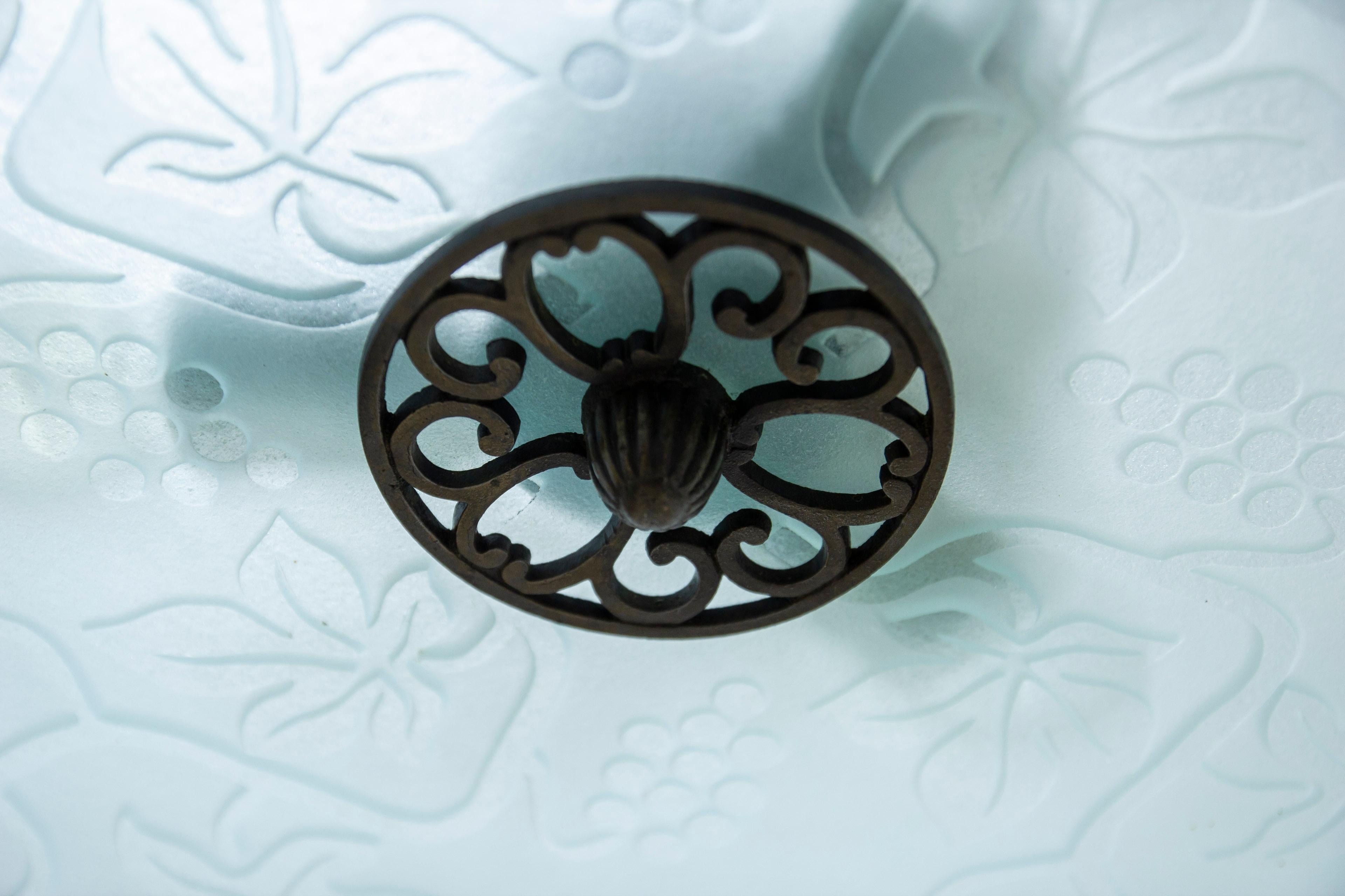 Lampe suédoise moderne en verre encastrée avec motif floral gravé, années 1940 en vente 1