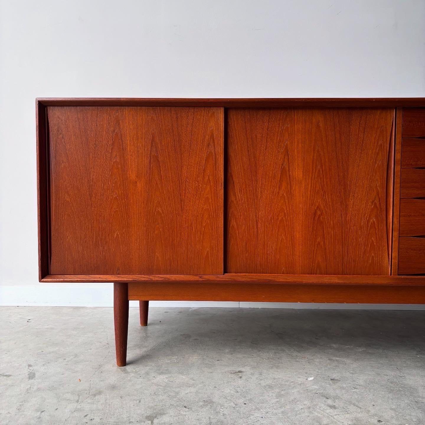 Swedish Modern Fredrik Kayser Teak Credenza,  1960s (Moderne der Mitte des Jahrhunderts) im Angebot