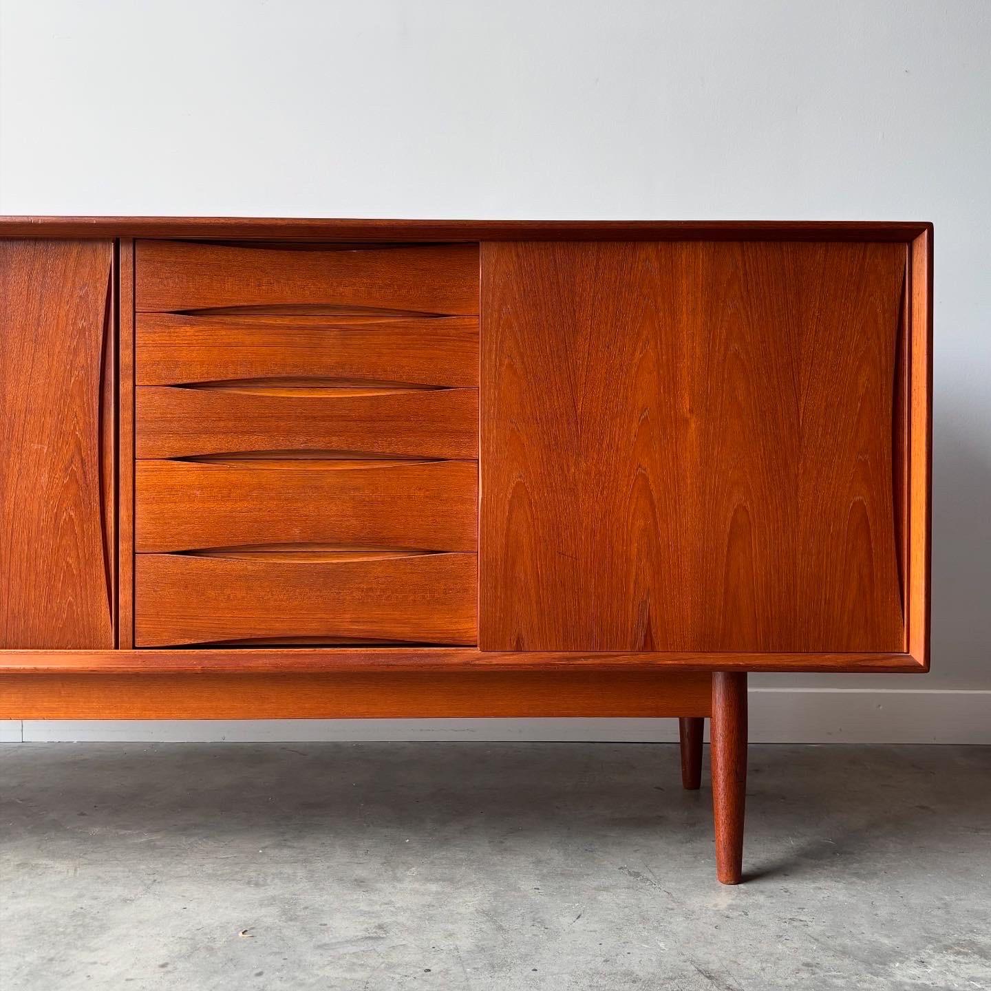 Swedish Modern Fredrik Kayser Teak Credenza,  1960s im Zustand „Gut“ im Angebot in Raleigh, NC