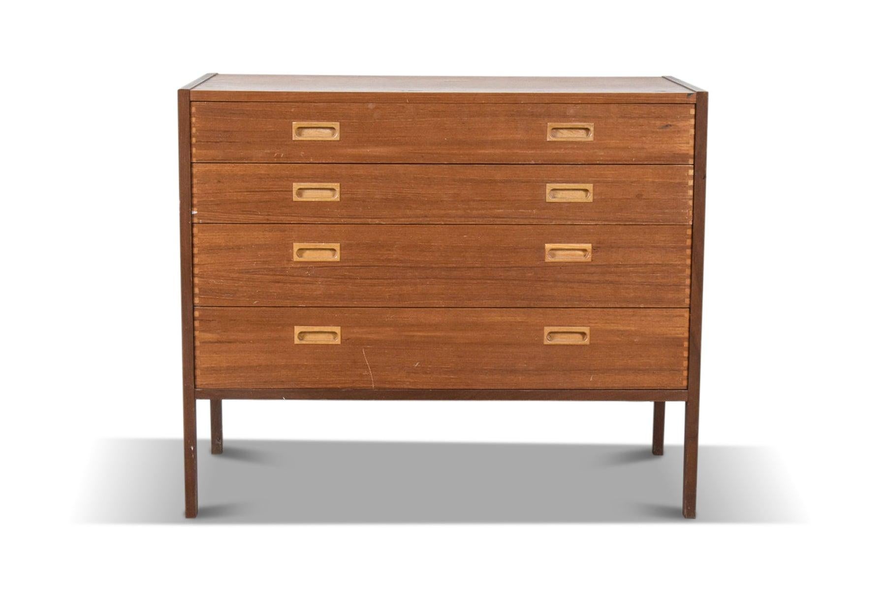 Origine: Svezia
Progettista: Sconosciuto
Produttore: Sconosciuto
Epoca: anni '60
Materiali: Teak, Oak
Misure: 32,75? larghezza x 16,5? profondità x 27,5? altezza

Condizioni: In ottime condizioni originali.
