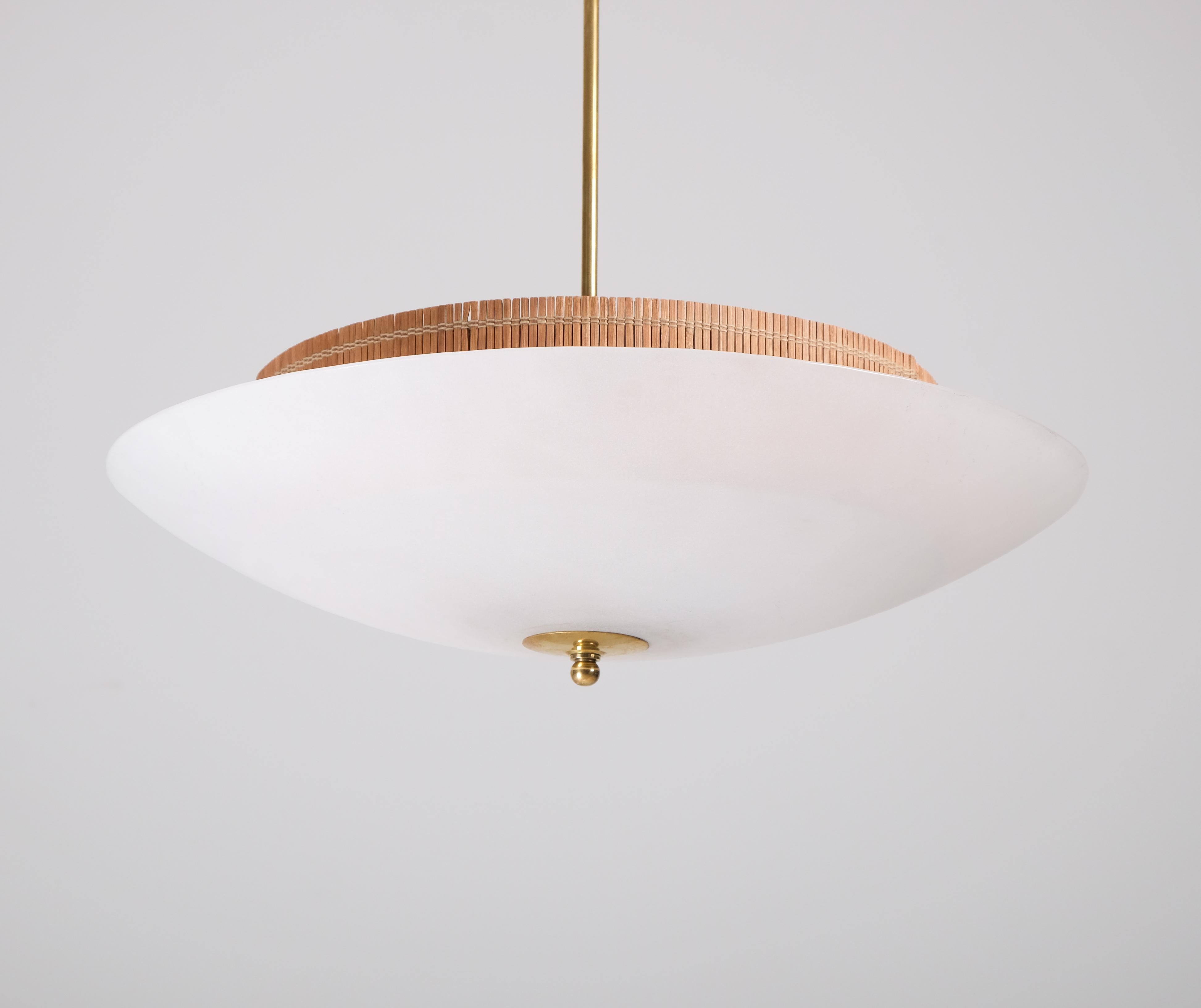 Un superbe luminaire The Modern Scandinavian dans le style de Paavo Tynell. 
Verre, laiton et rotin. 
Diamètre : 58 cm


