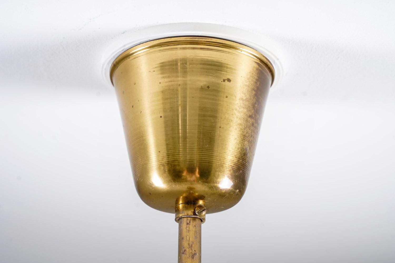 Pendentif moderne suédois en verre et laiton par Orrefors en vente 3