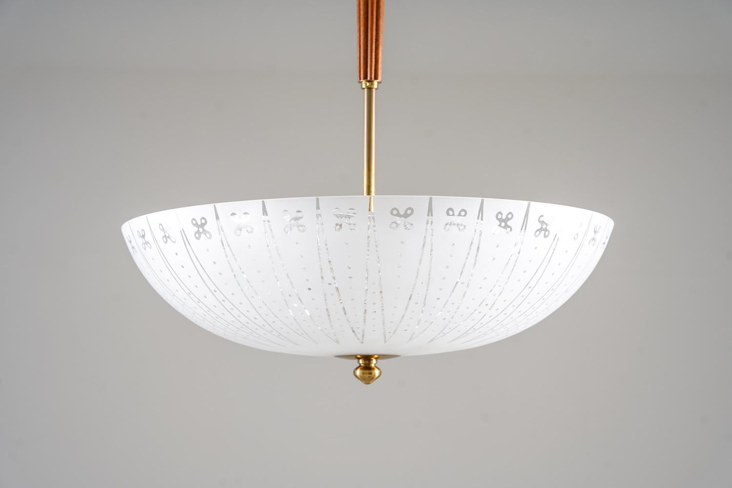 Carl Fagerlund pour Orrefors, plafonnier, Suède, années 1950

Un élégant plafonnier conçu par Carl Fagerlund pour Orrefors dans les années 1950. Le luminaire comporte trois sources lumineuses dissimulées dans des abat-jours en verre double : un