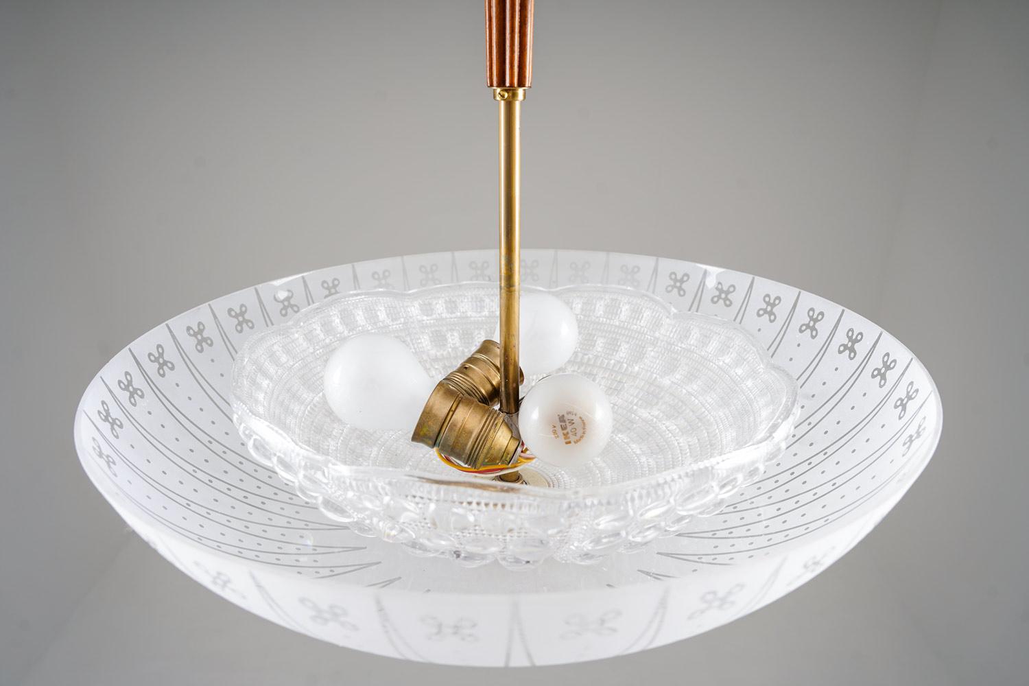 Scandinave moderne Pendentif moderne suédois en verre et laiton par Orrefors en vente