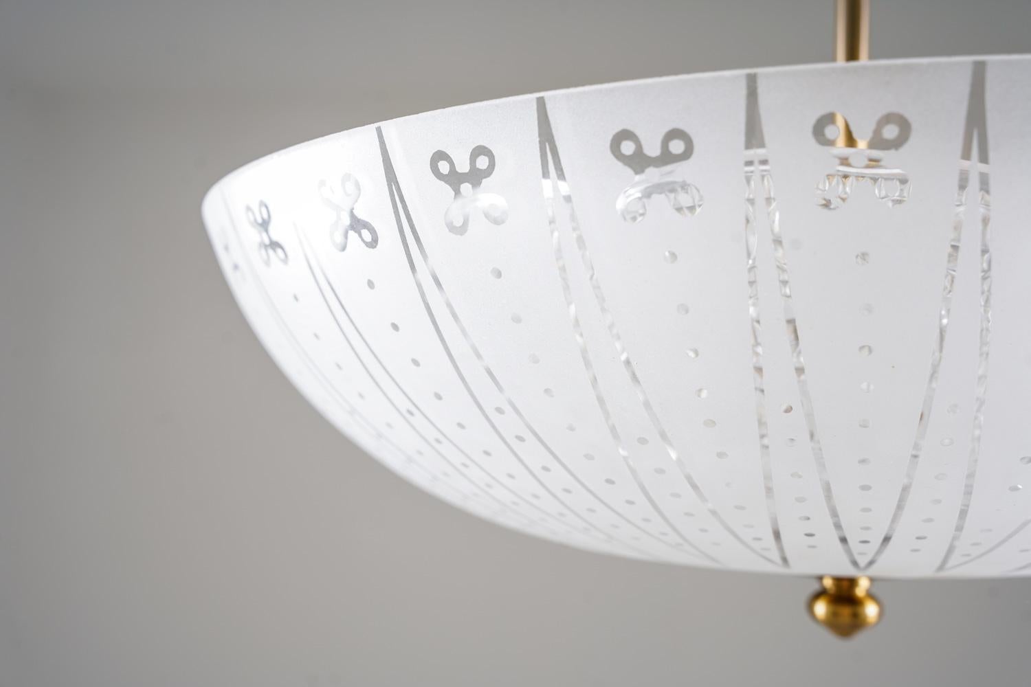 Suédois Pendentif moderne suédois en verre et laiton par Orrefors en vente