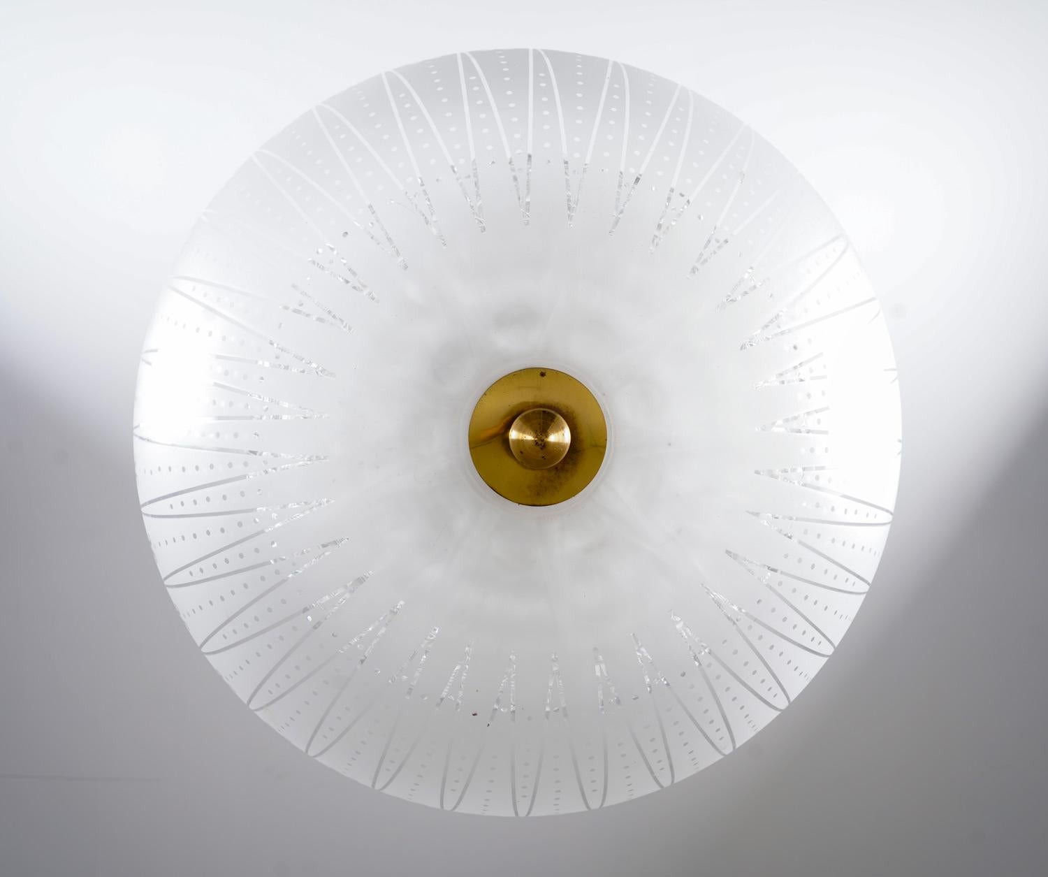Pendentif moderne suédois en verre et laiton par Orrefors Bon état - En vente à Karlstad, SE