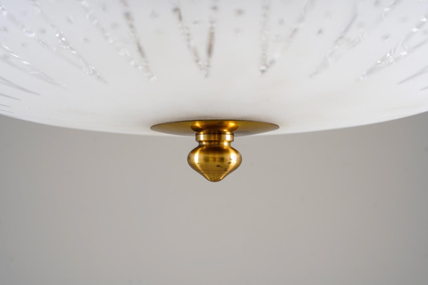 20ième siècle Pendentif moderne suédois en verre et laiton par Orrefors en vente