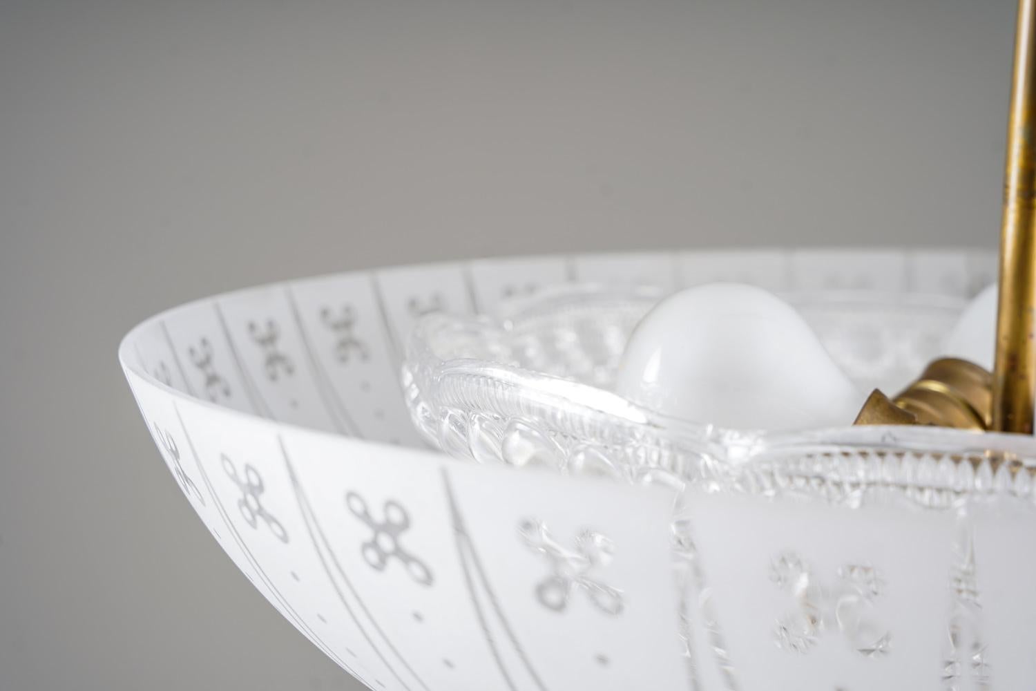Laiton Pendentif moderne suédois en verre et laiton par Orrefors en vente