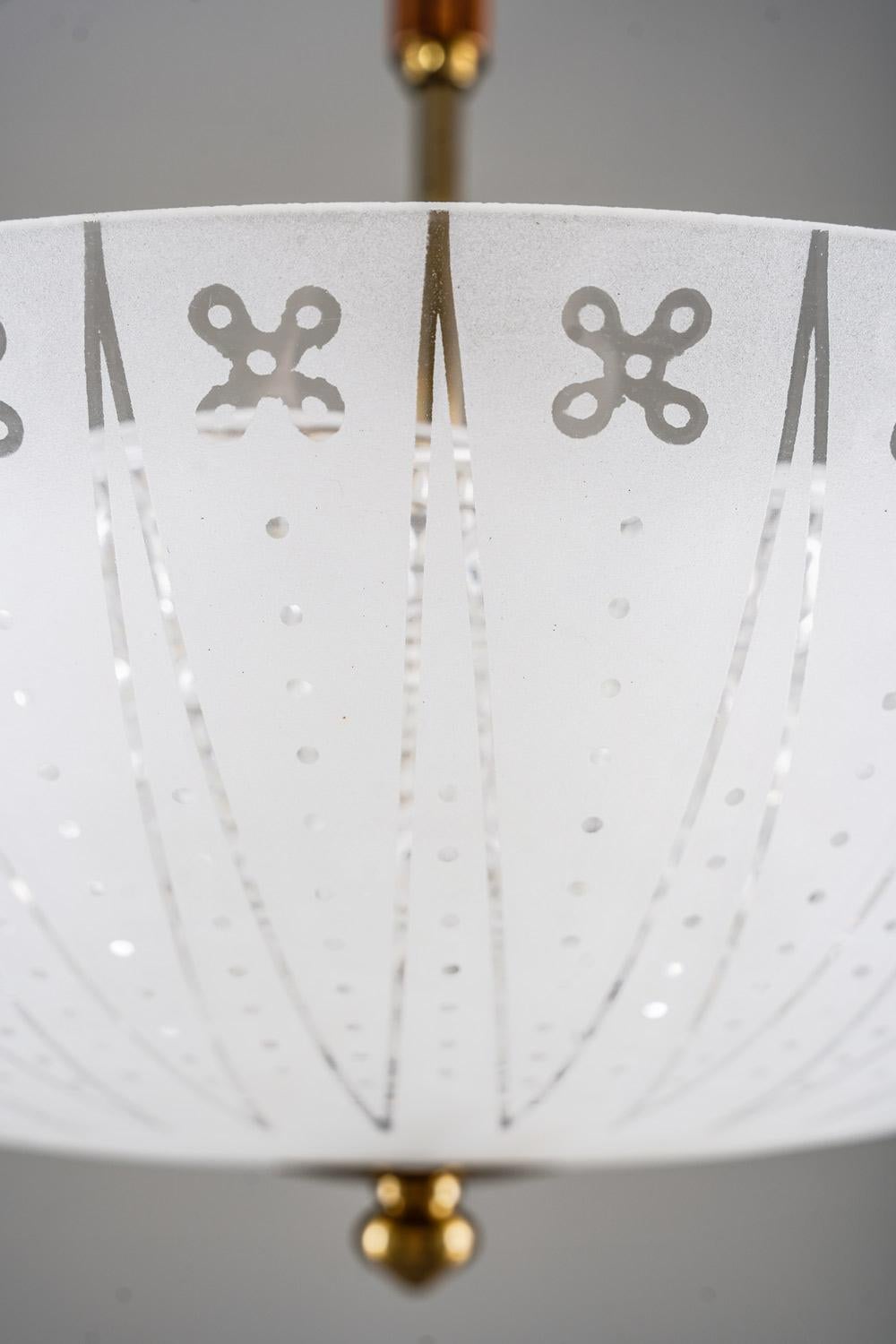 Pendentif moderne suédois en verre et laiton par Orrefors en vente 1
