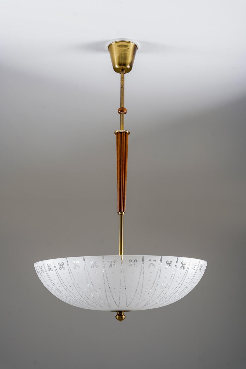 Pendentif moderne suédois en verre et laiton par Orrefors en vente