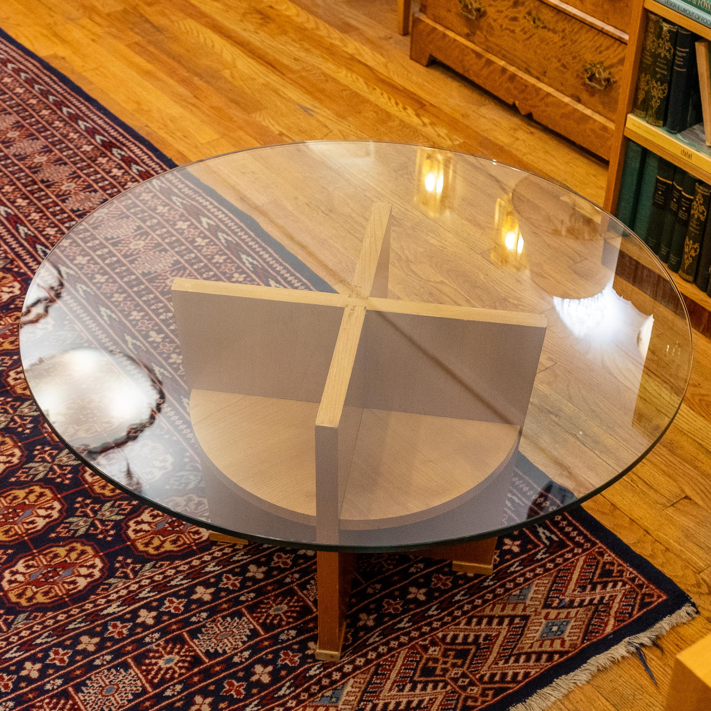 Entdecken Sie die perfekte Mischung aus Schlichtheit und Funktionalität mit diesem modernen schwedischen Couchtisch aus Glas. Dieses Meisterwerk aus der Mitte des Jahrhunderts besticht durch sein schlichtes und minimalistisches Design, das sich