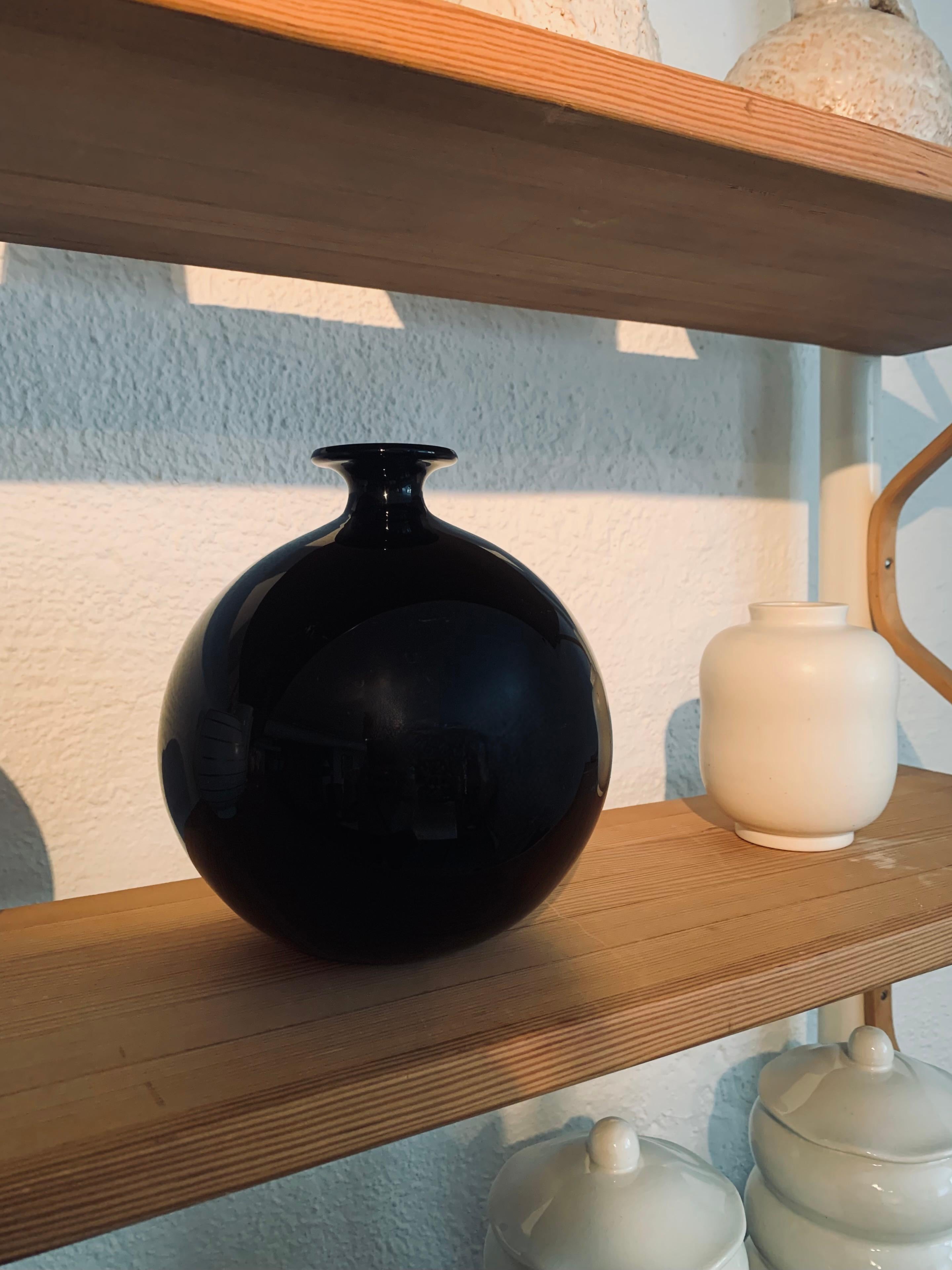 Black cryopas Flowerball vase designed in 1934 by Harald Elof Notini for Böhlmarks and produced by Pukeberg's Glass Factory. A sublime functionalist vase in black opaque glass. Unmarked.

The use of Cryopas glass, a version of opaline glass which
