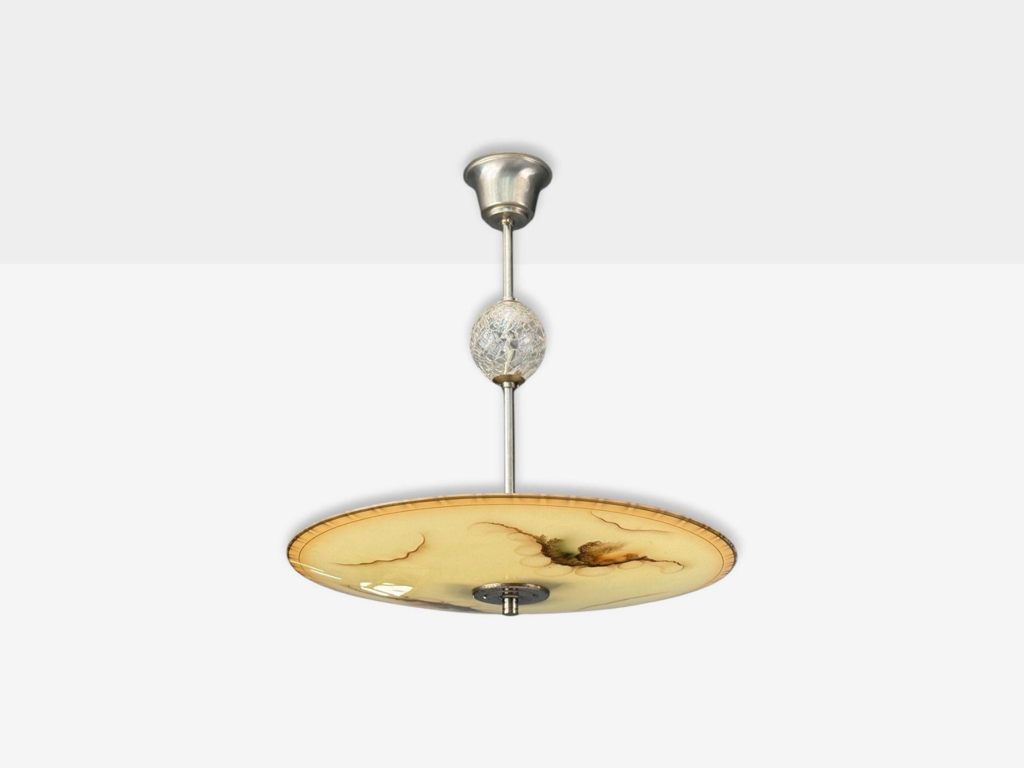 Lámpara colgante sueca moderna de mediados de siglo, cristal, metal, Suecia, años 40

Lámpara colgante decorativa de cristal y metal de estilo decó, diseñada y fabricada en Suecia en la década de 1940.

Vidrio, metal; Suecia c. 1940s

Altura:  22,25