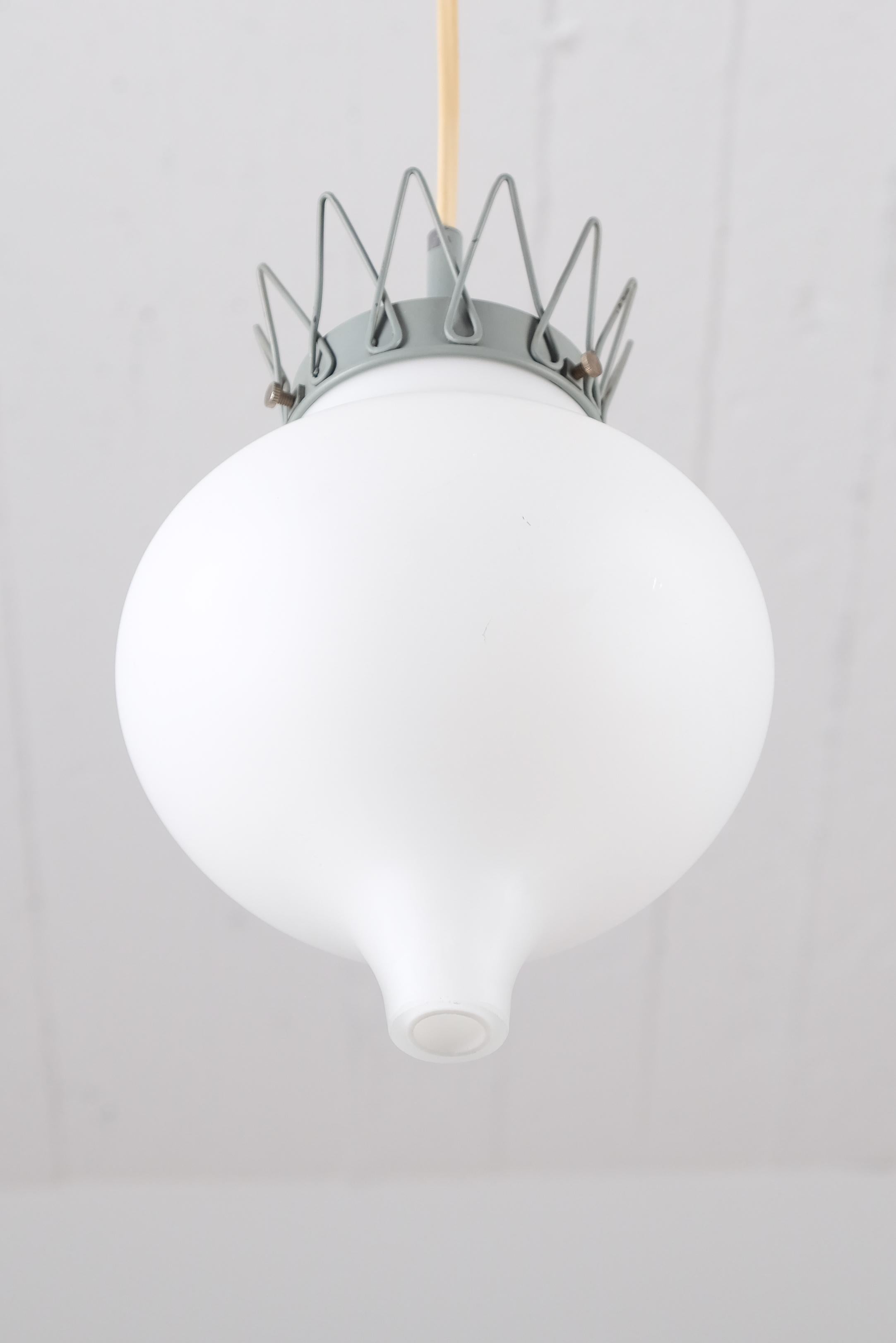 Pendente svedese in vetro e metallo, prodotto negli anni '50.
Buone condizioni.  

Diametro: 17 cm
Altezza dell'immagine: 57 cm
