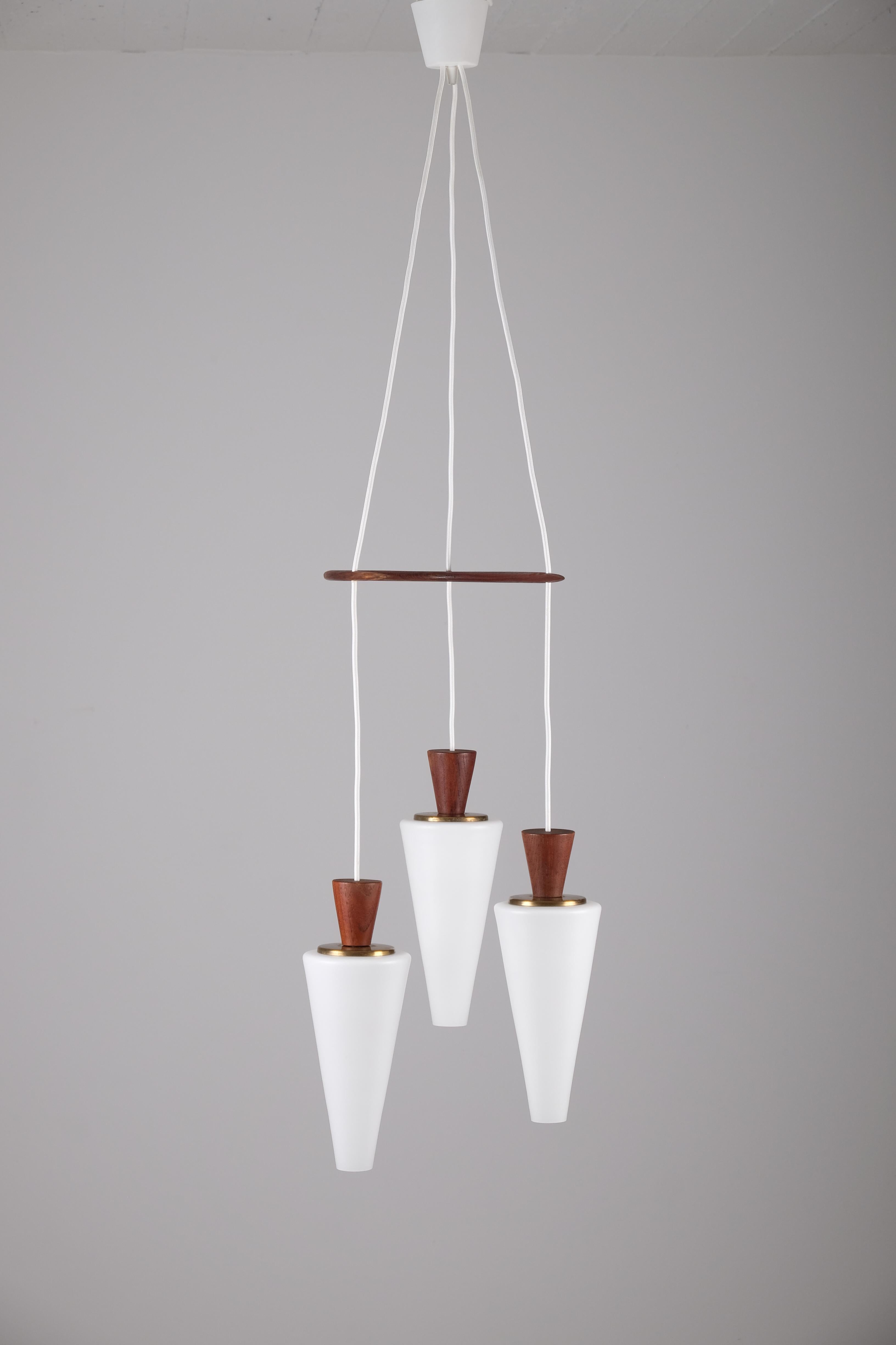 Swedish glass and teak pendant, produced 1950s.
Good condition.  

Diameter: 35 cm
Height: 135 cm
