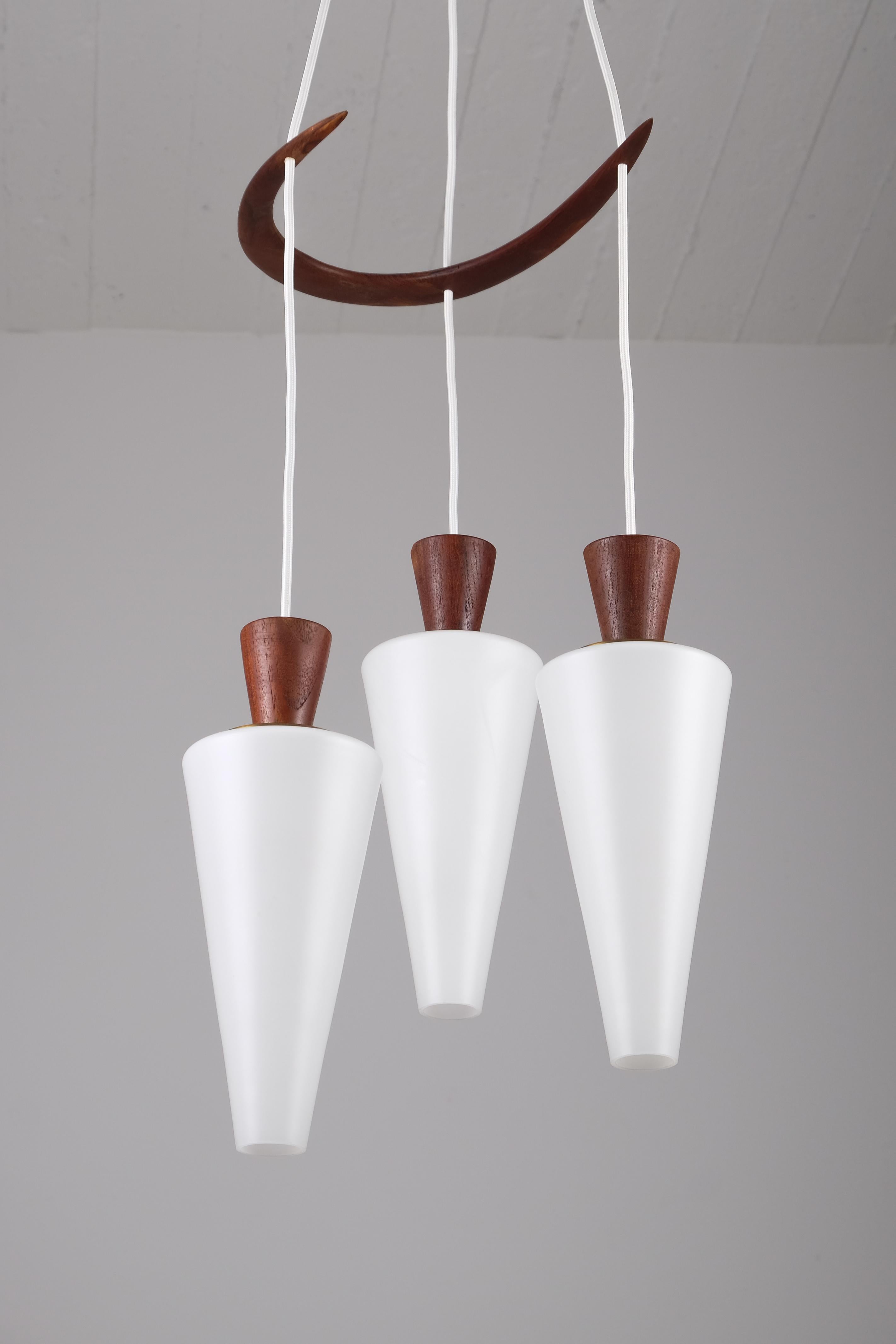 Swedish Modern glass pendant, 1950s In Good Condition For Sale In Stockholm, SE