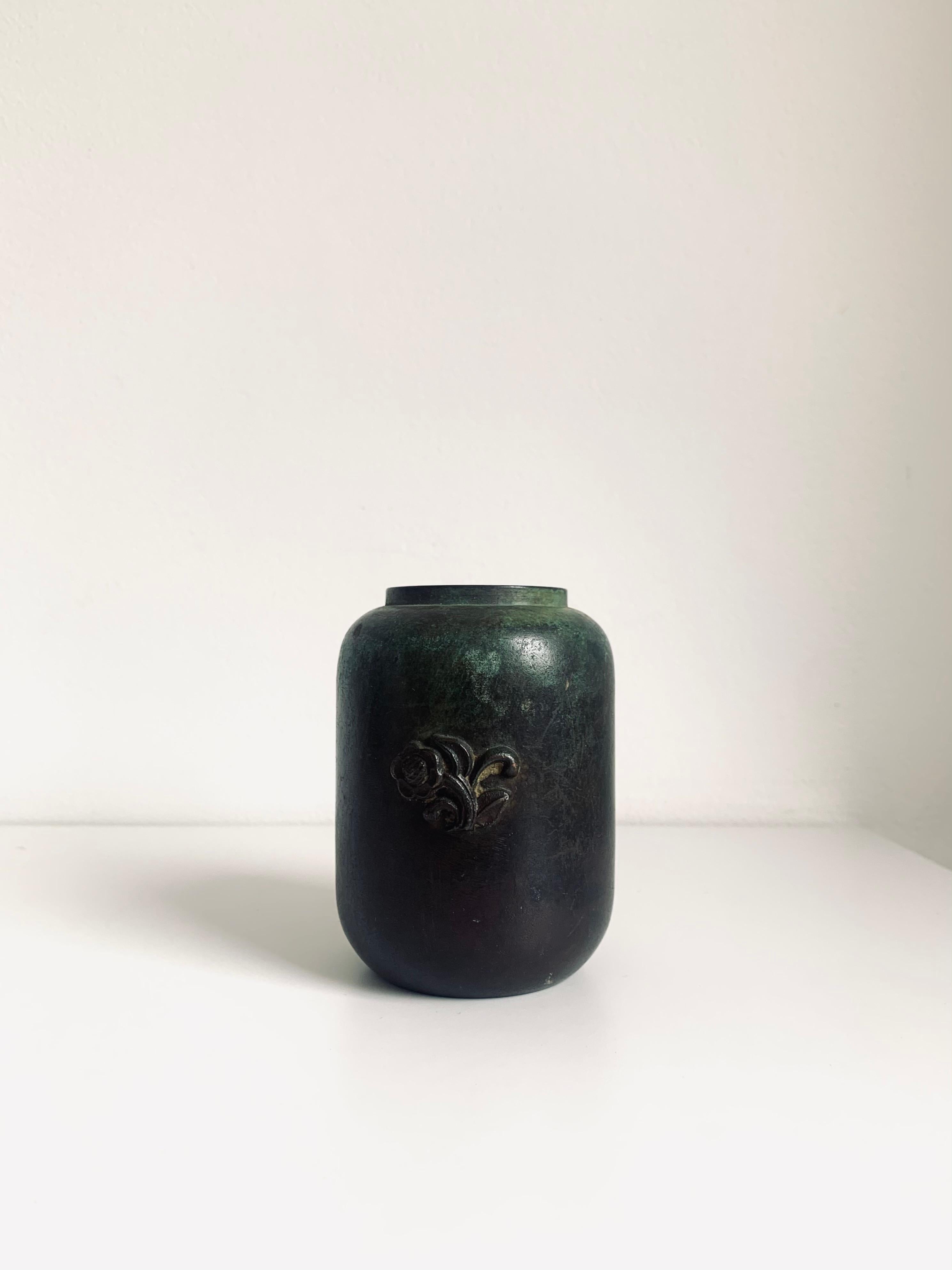 Small Swedish modern patinated bronze vase decorated with a simple flower in relief, made by Guldsmedsaktiebolaget (GAB), in the 1930s. Model 265, marked with the sheaf of wheat symbol indicating excellent quality. Stamped GAB, Brons, 256. Elegant
