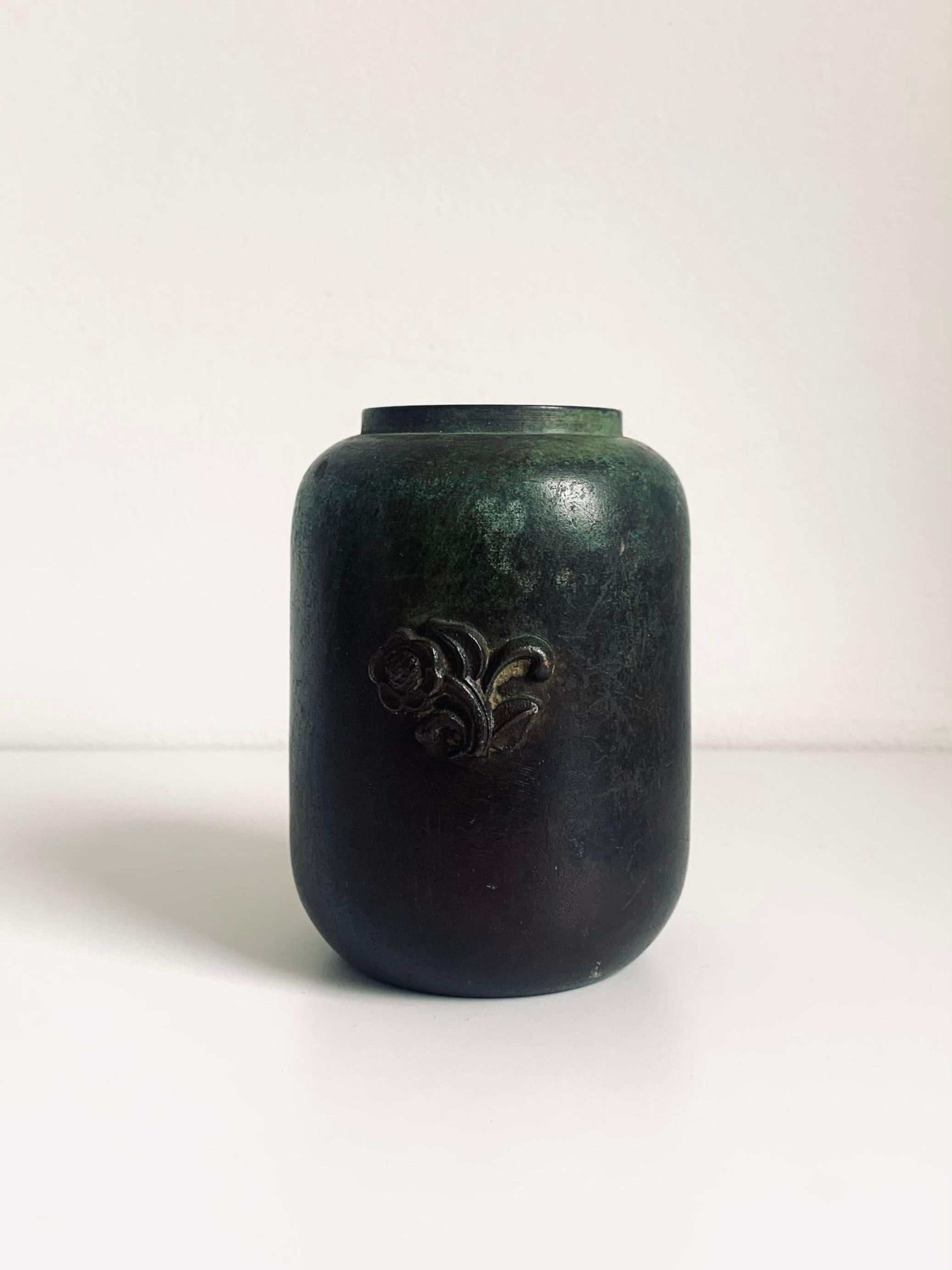 Swedish Modern Green Patinated Cast Bronze Vase with Flower relief, GAB 1930s In Good Condition In Bromma, Stockholms län