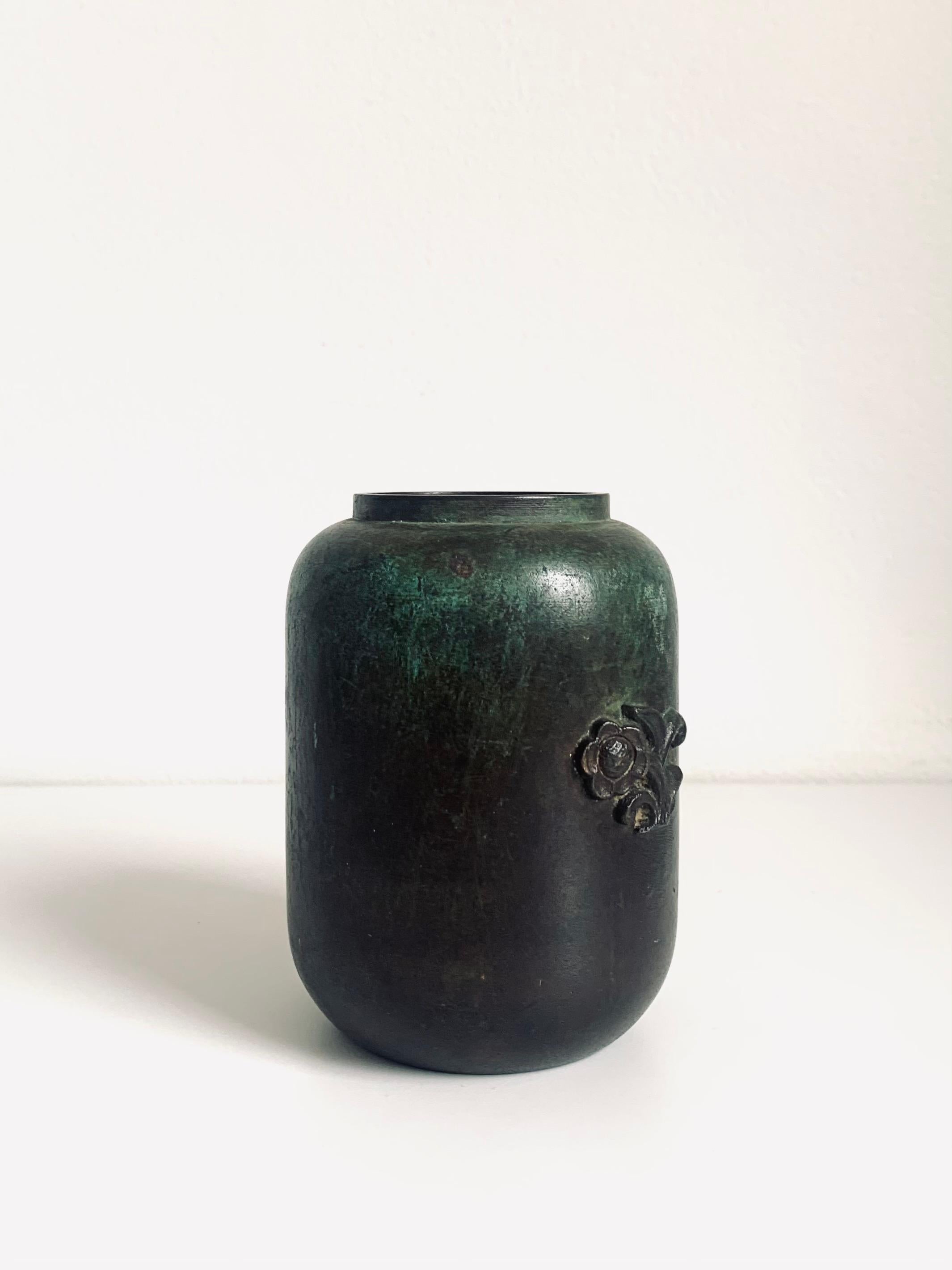 Swedish Modern Green Patinated Cast Bronze Vase with Flower relief, GAB 1930s For Sale 2