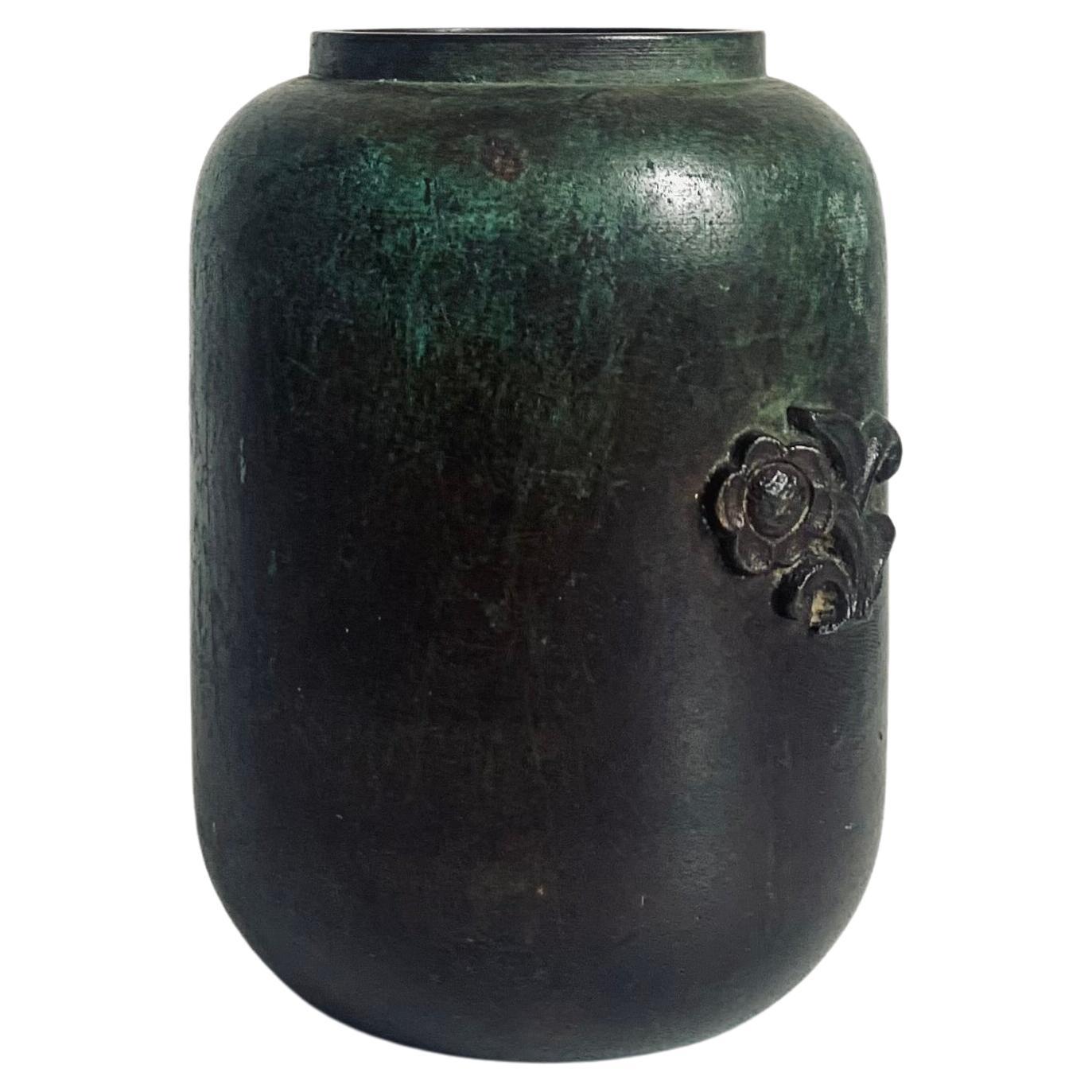 Vase moderne suédois en bronze moulé patiné vert avec relief de fleurs, GAB, années 1930