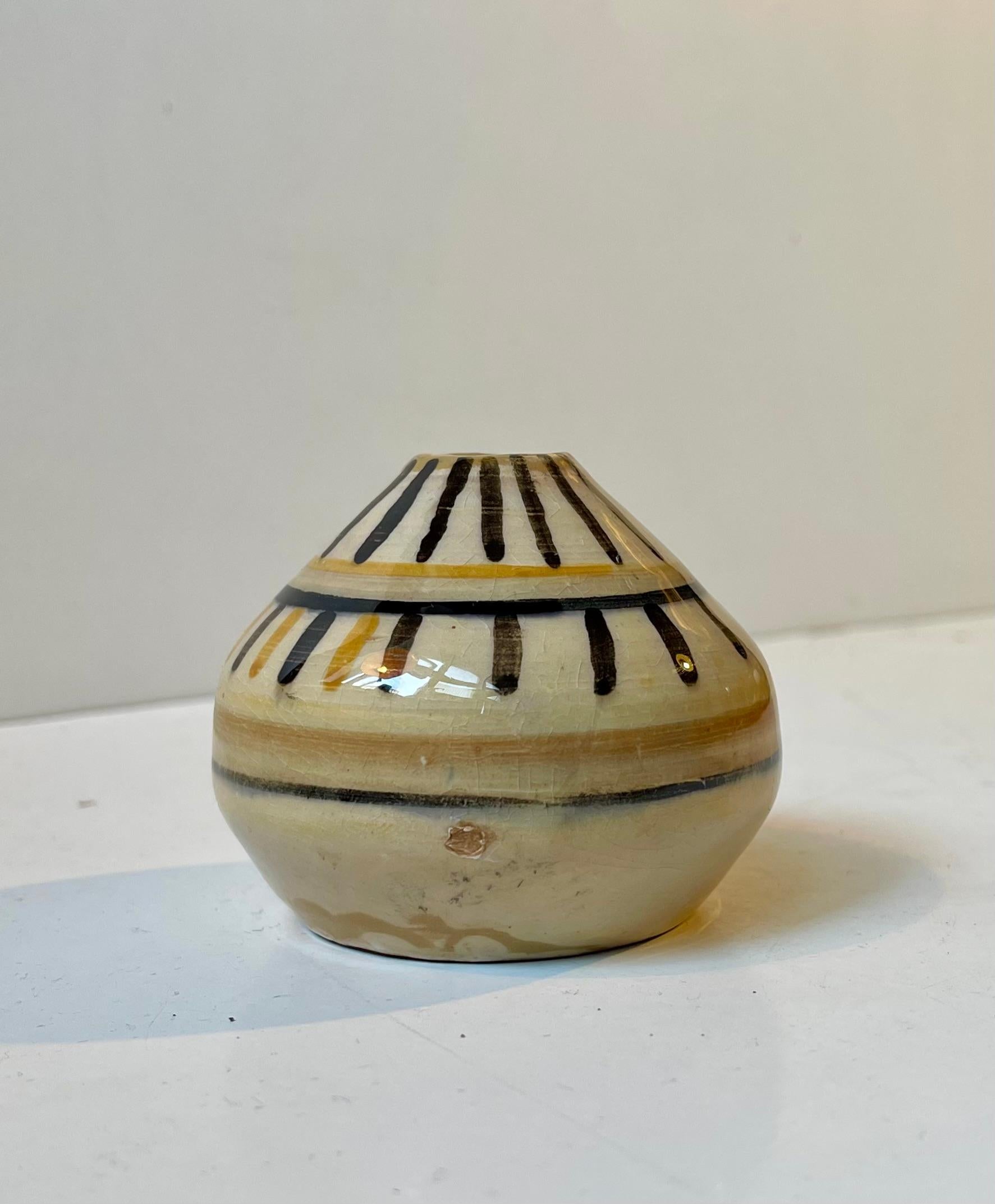 Bauhaus Vaso moderno svedese in ceramica smaltata a mano in giallo e nero in vendita