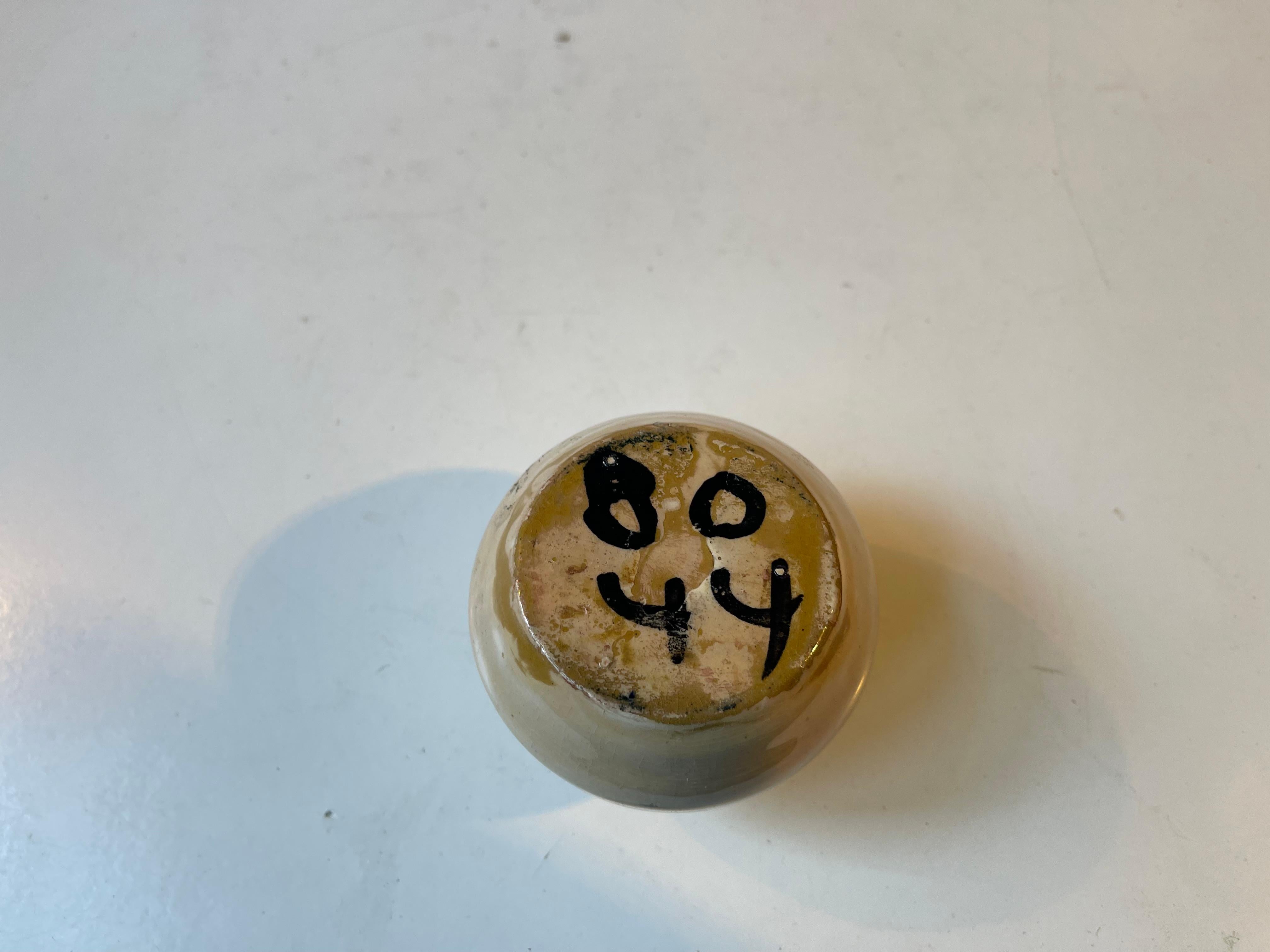 Svedese Vaso moderno svedese in ceramica smaltata a mano in giallo e nero in vendita