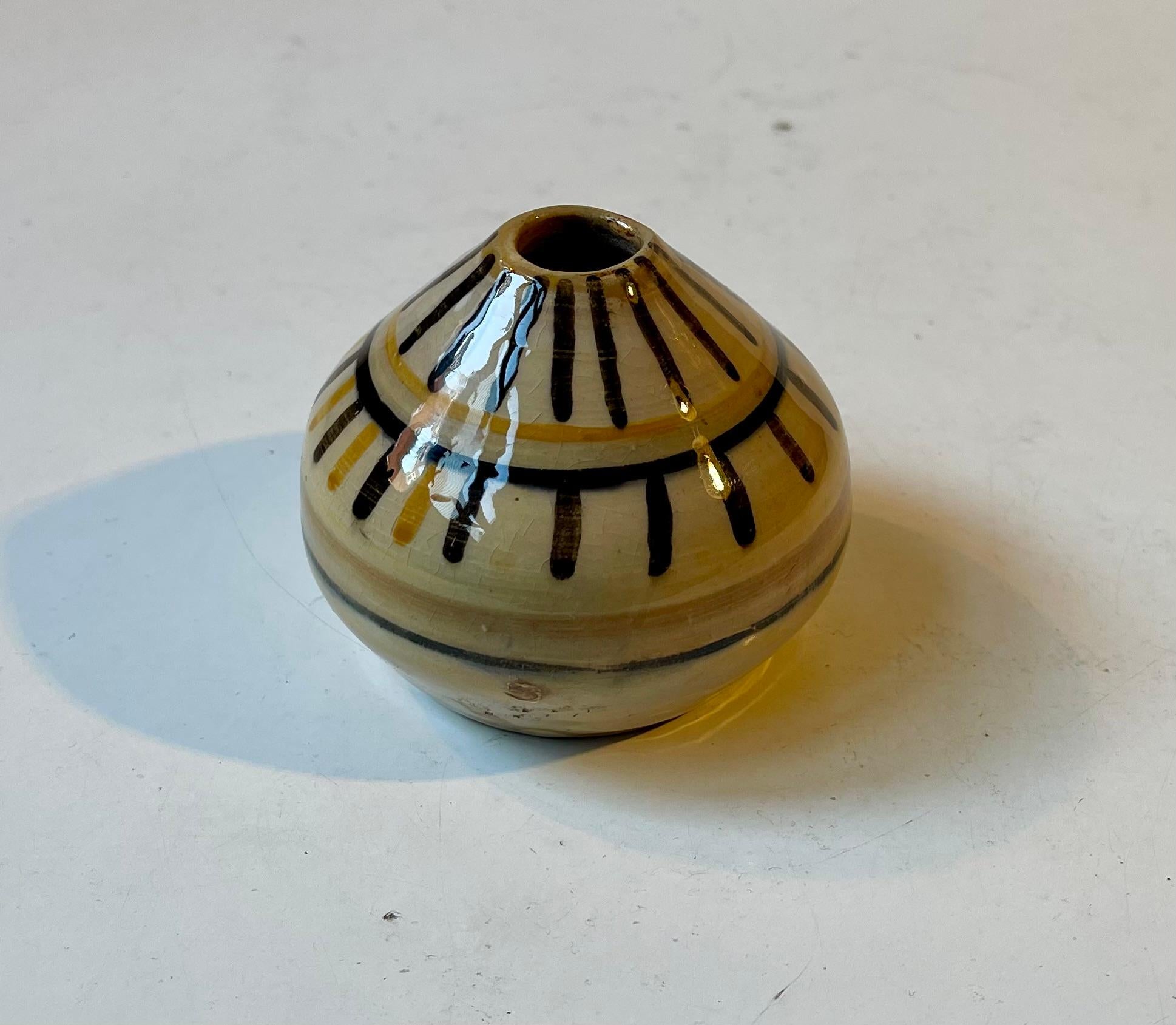 Smaltato Vaso moderno svedese in ceramica smaltata a mano in giallo e nero in vendita