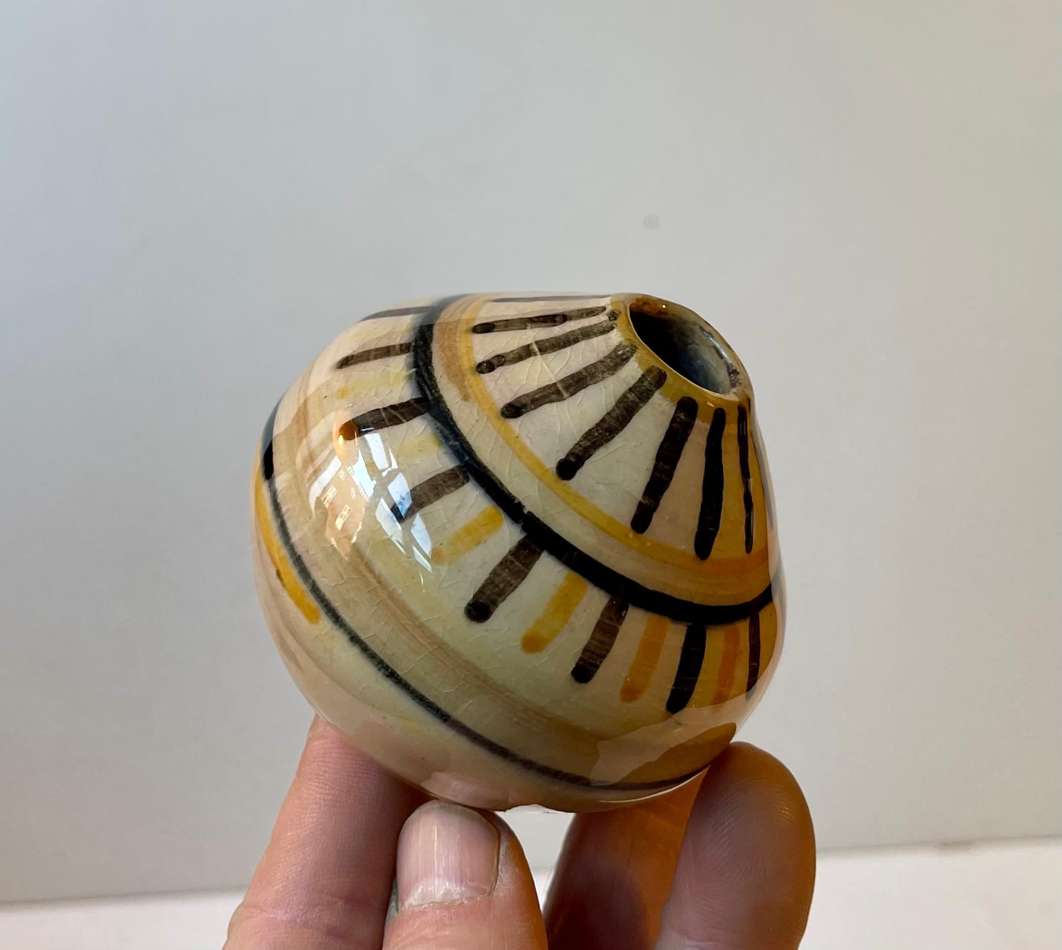 Vaso moderno svedese in ceramica smaltata a mano in giallo e nero In condizioni buone in vendita a Esbjerg, DK