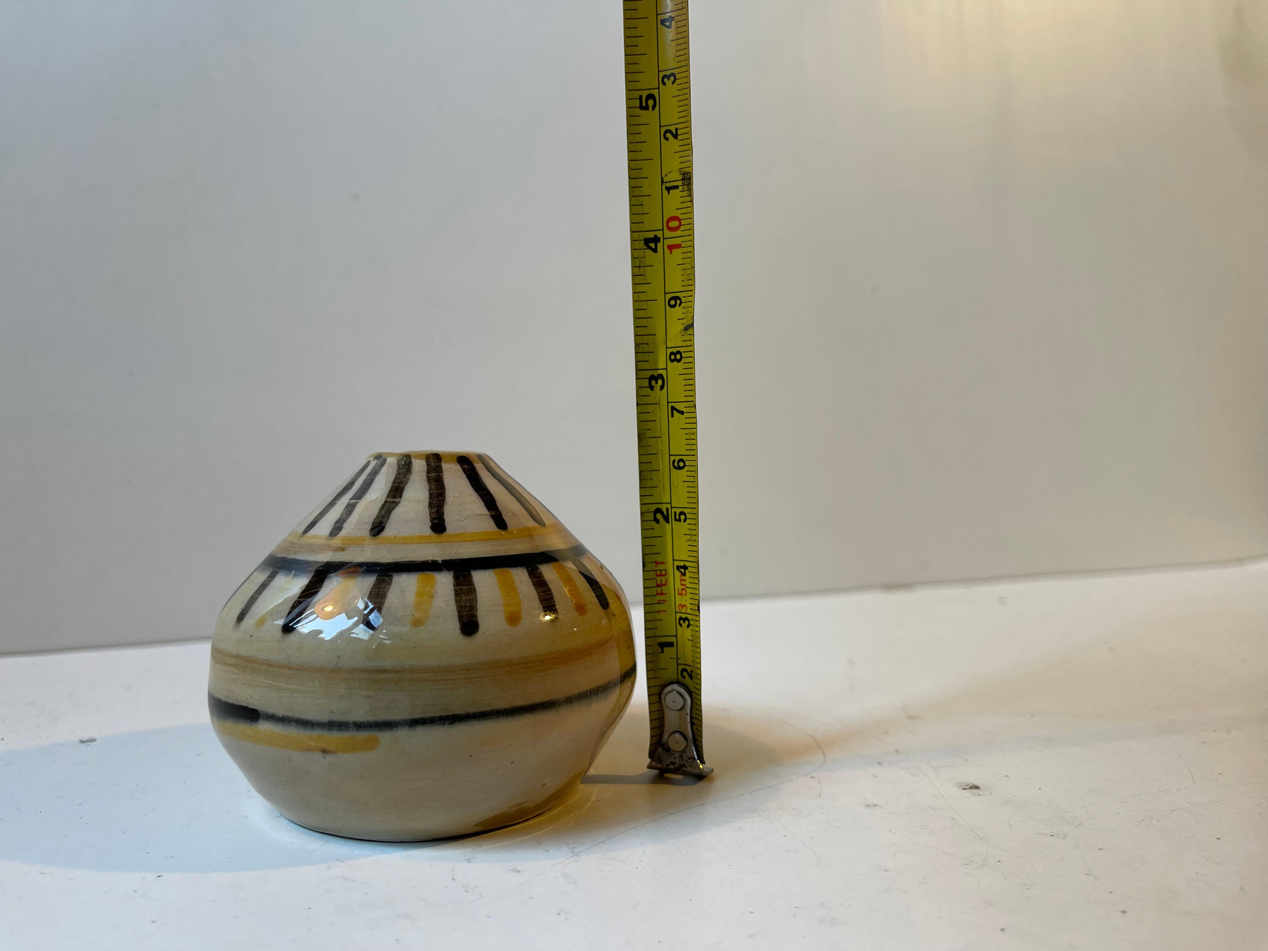 Ceramica Vaso moderno svedese in ceramica smaltata a mano in giallo e nero in vendita