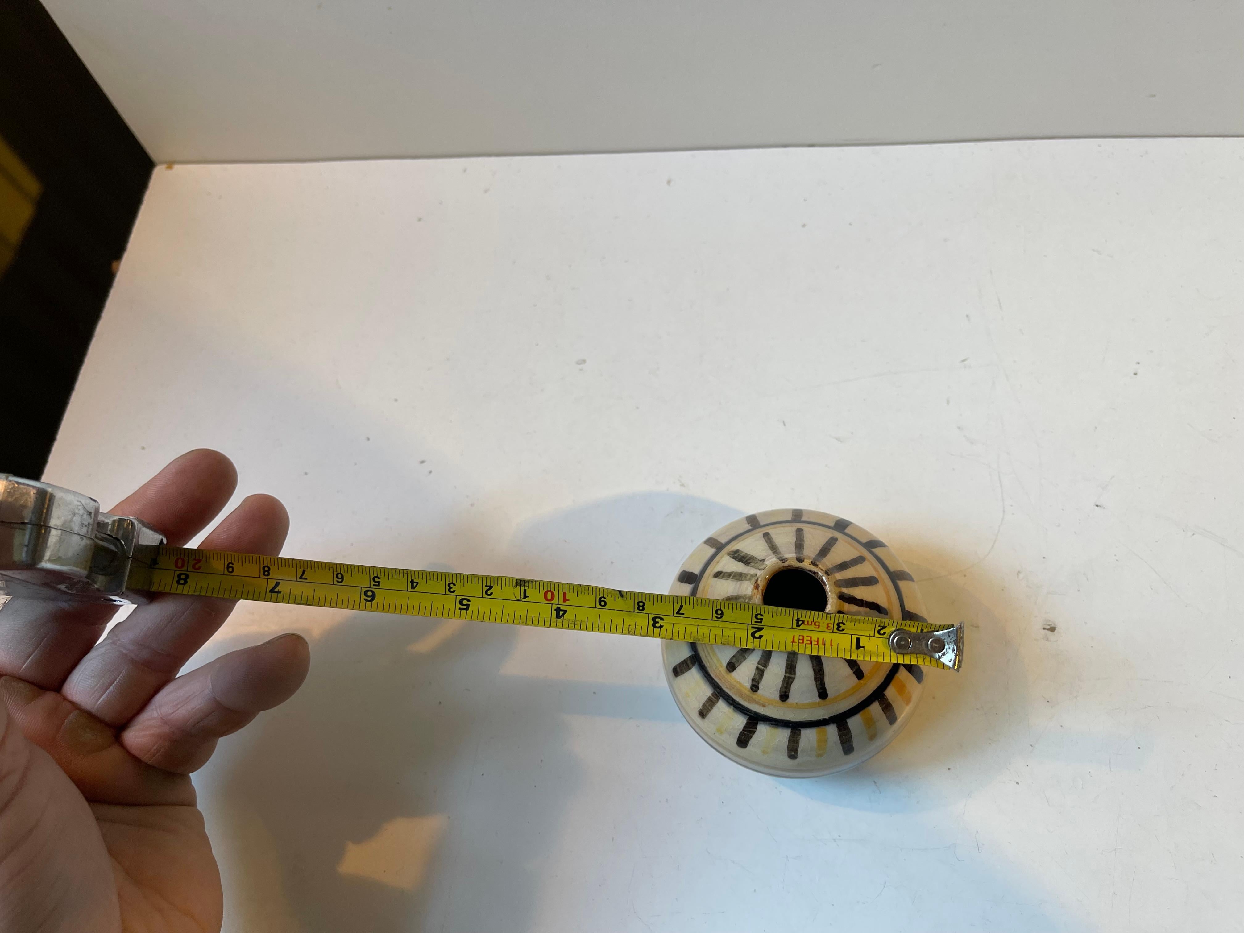 Vaso moderno svedese in ceramica smaltata a mano in giallo e nero in vendita 1