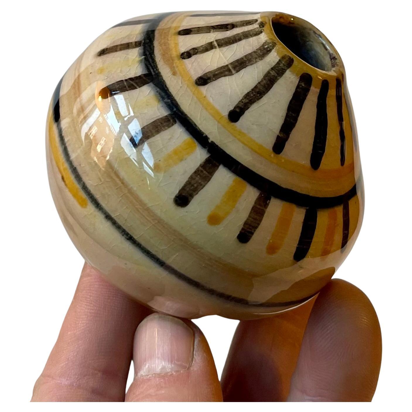 Vaso moderno svedese in ceramica smaltata a mano in giallo e nero in vendita