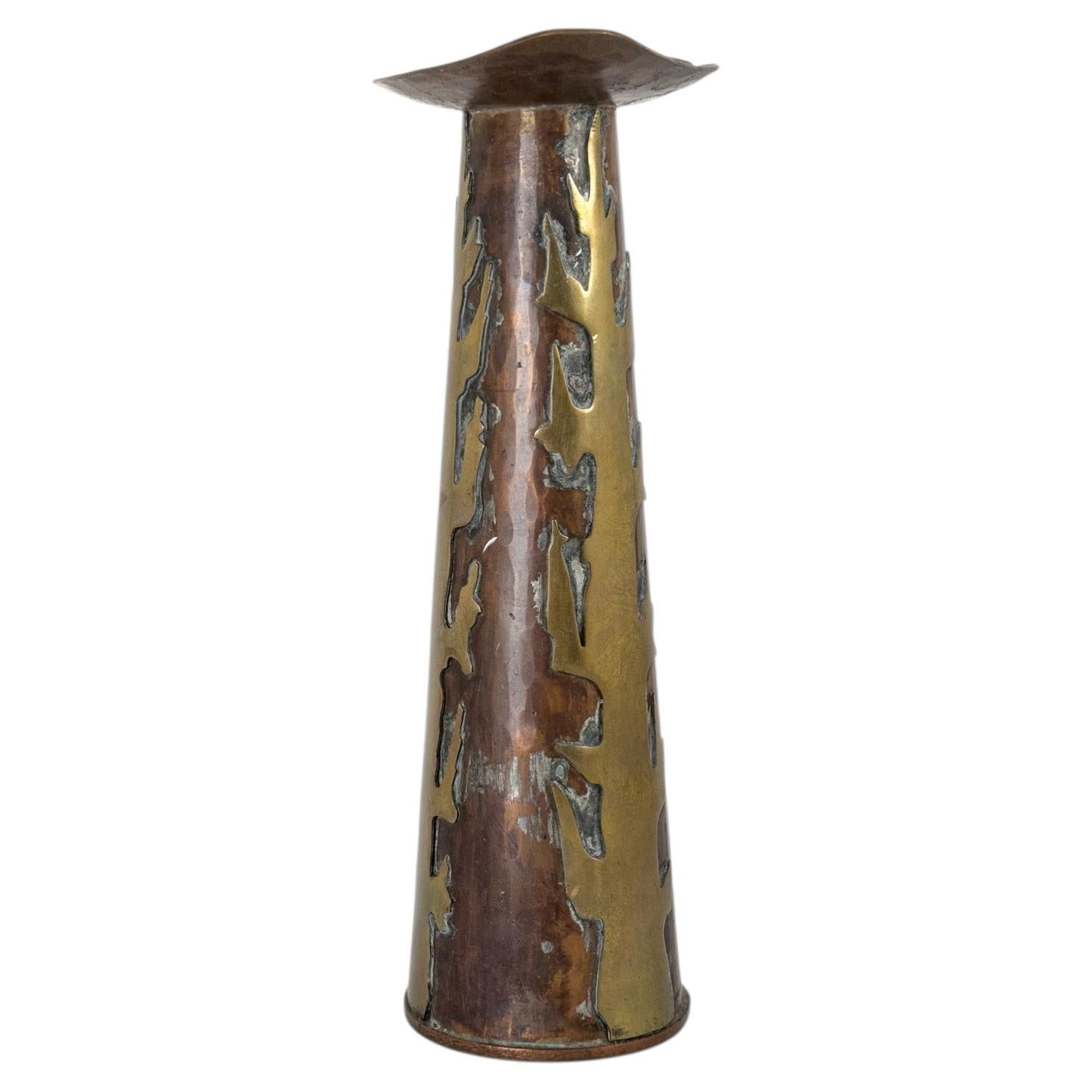Vaso svedese moderno in rame e ottone martellato a mano, di Per-Lennart Skoog