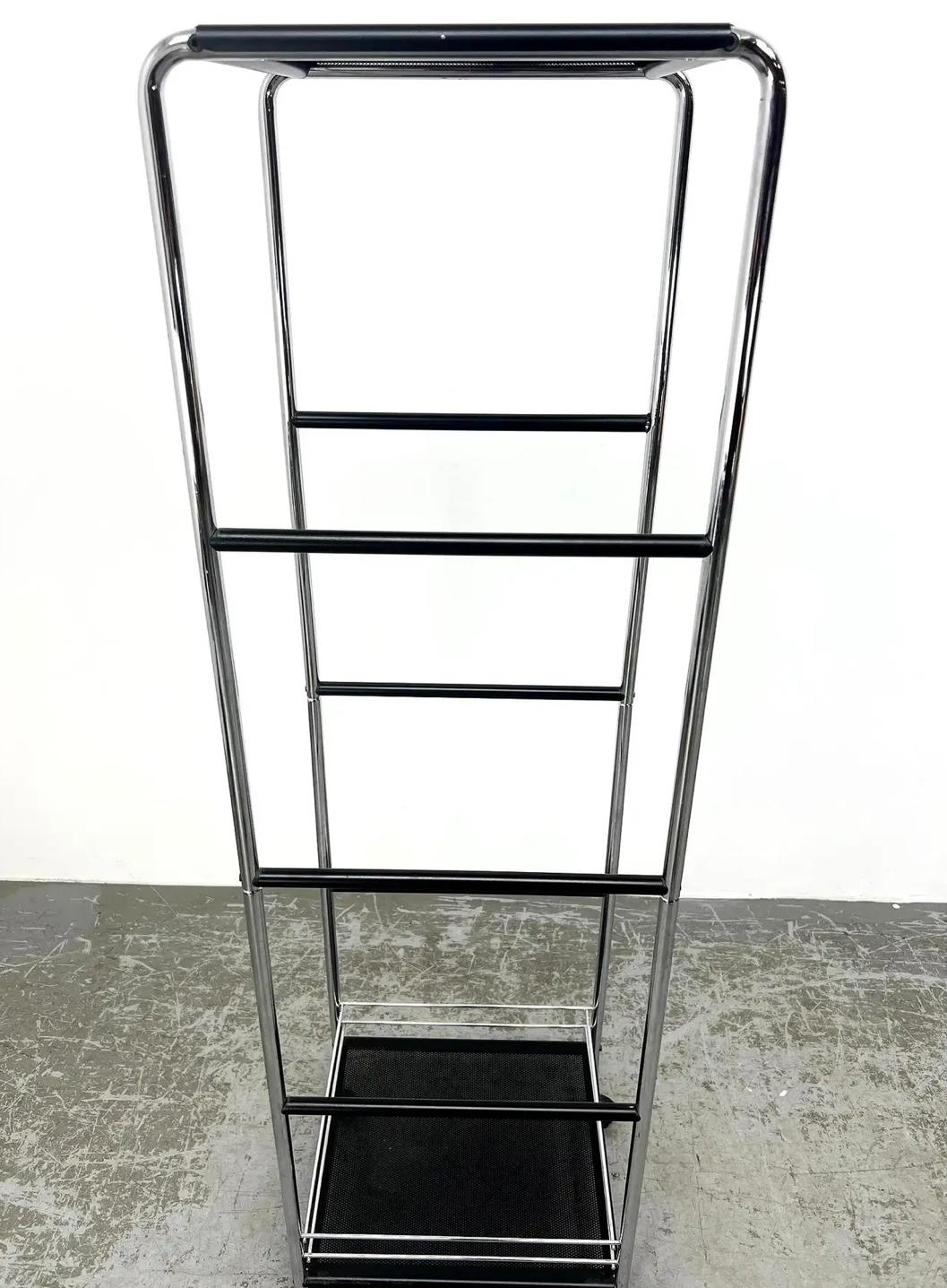 20ième siècle Etagère suédoise moderne et industrielle en acier à roulettes, années 1970, Labellisée. en vente