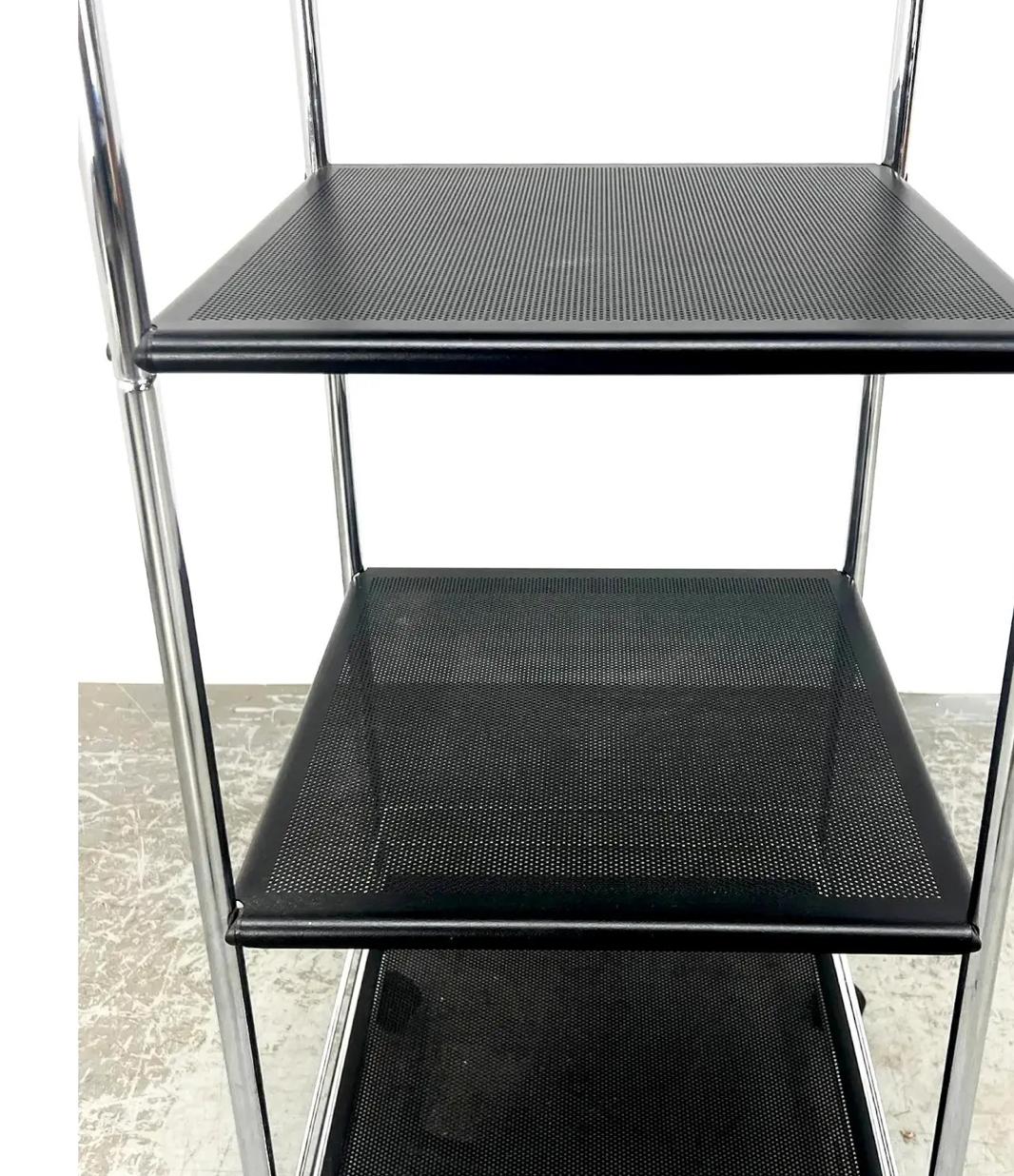 Acier Etagère suédoise moderne et industrielle en acier à roulettes, années 1970, Labellisée. en vente