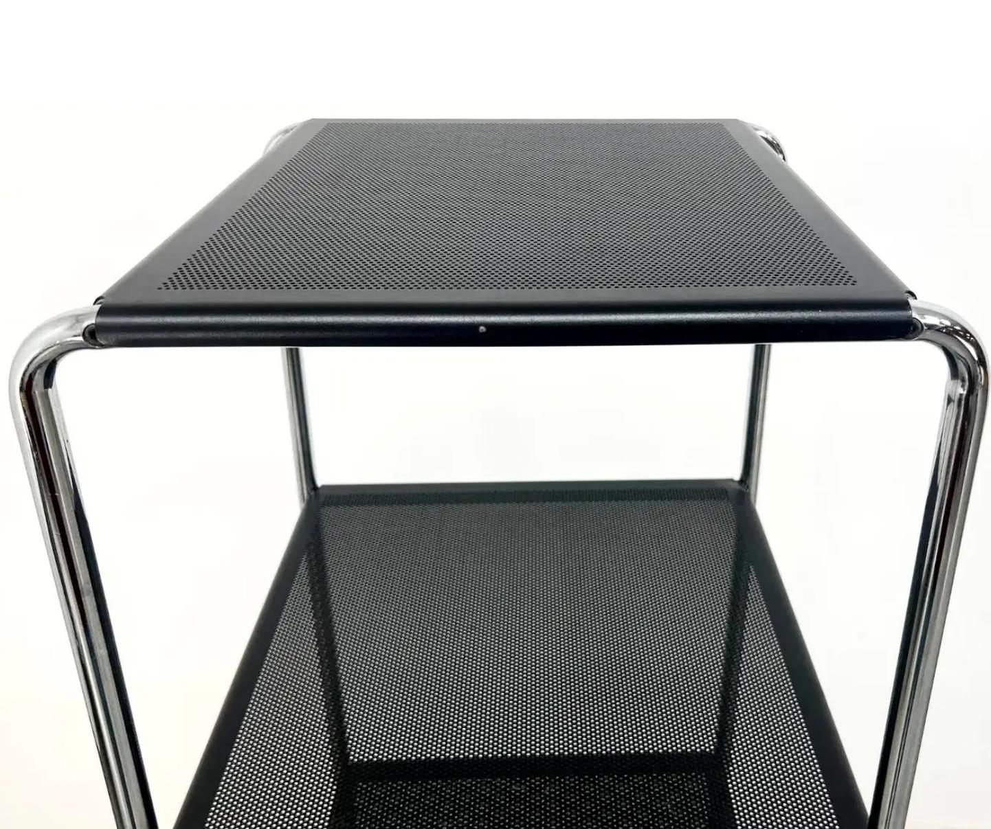 Etagère suédoise moderne et industrielle en acier à roulettes, années 1970, Labellisée. en vente 1