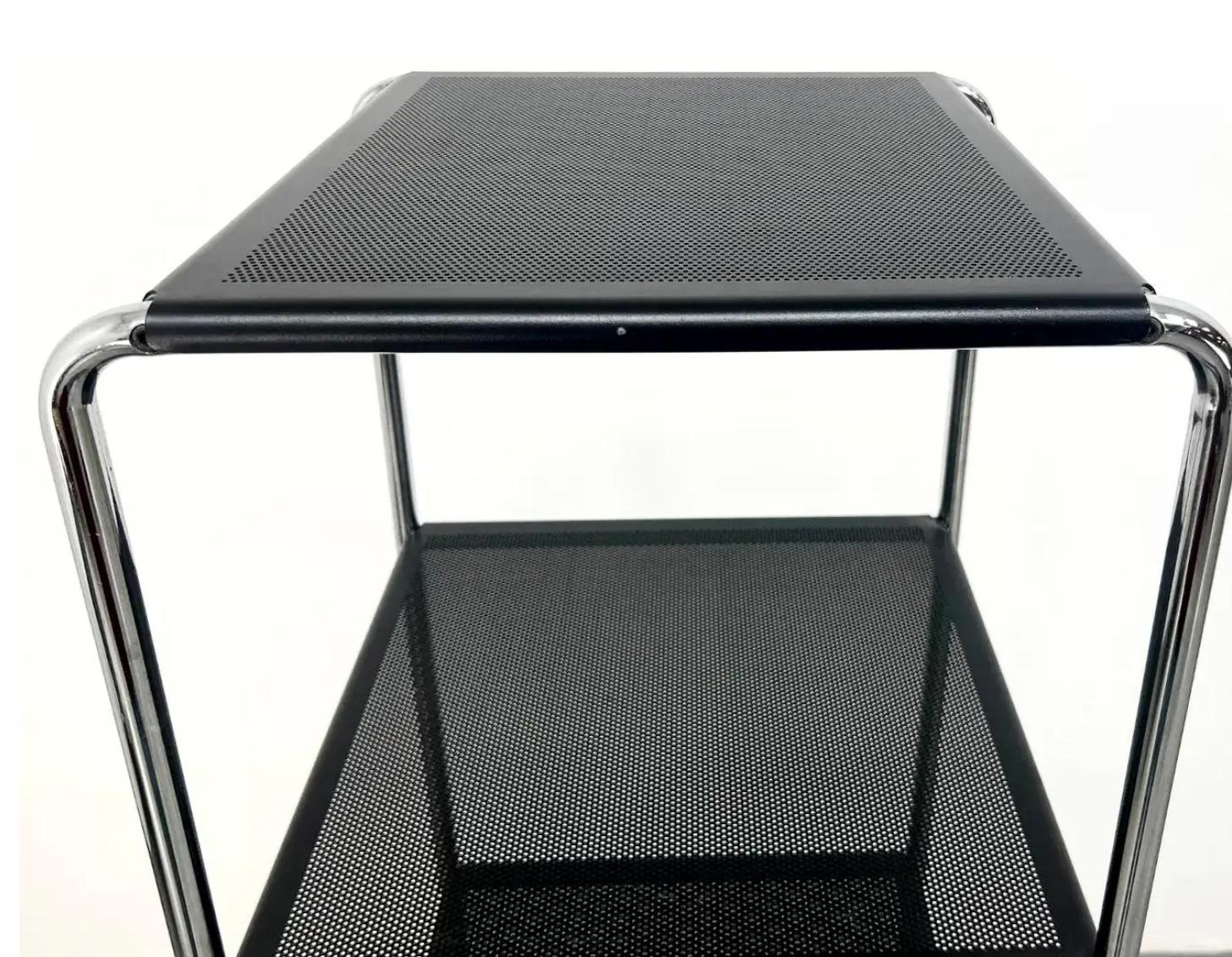 Etagère suédoise moderne et industrielle en acier à roulettes, années 1970, Labellisée. en vente 2