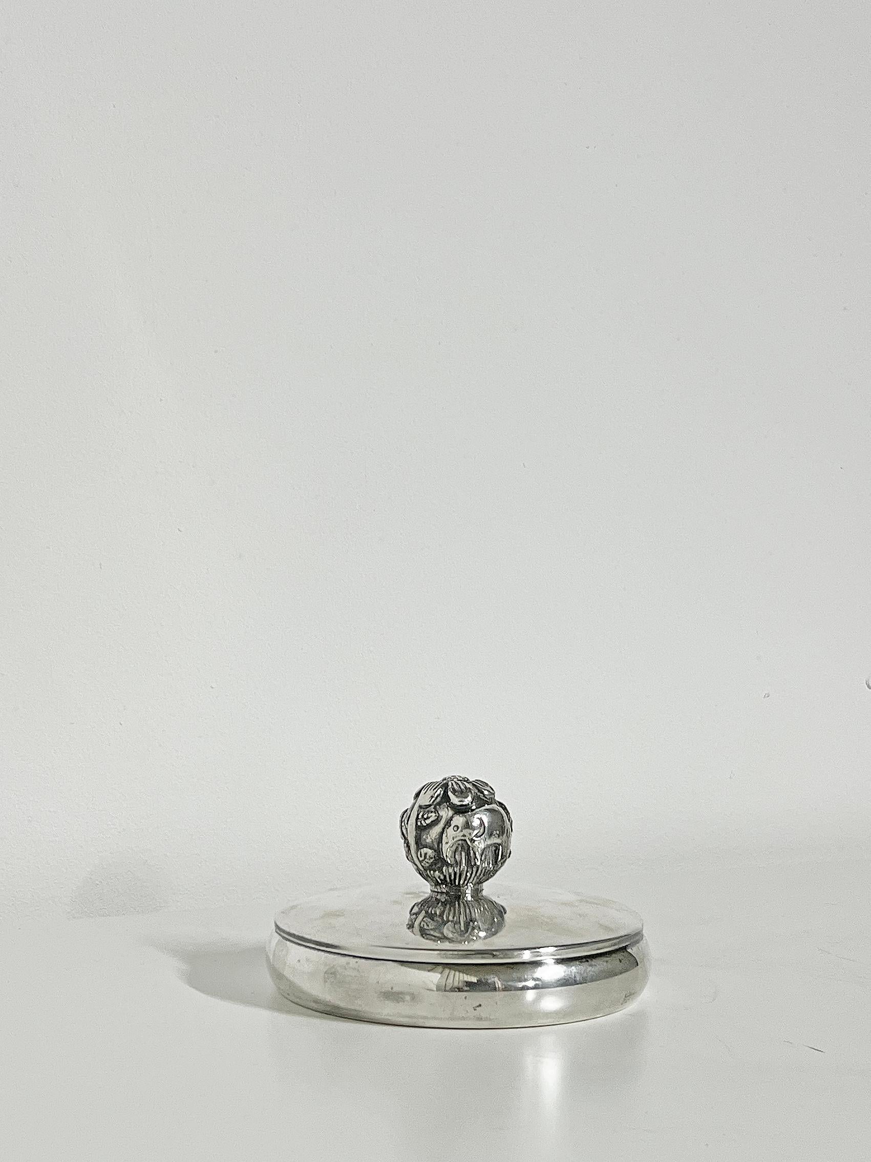 Rare and absolutely stunning, Scandinavian Modern jar in silver plate by Carl Einar Borgström for Ystad-Metall, ca 1930's. Handle with decoration of elephant, flowers & fish. Signed with makers mark.
Good vintage condition, wear and patina