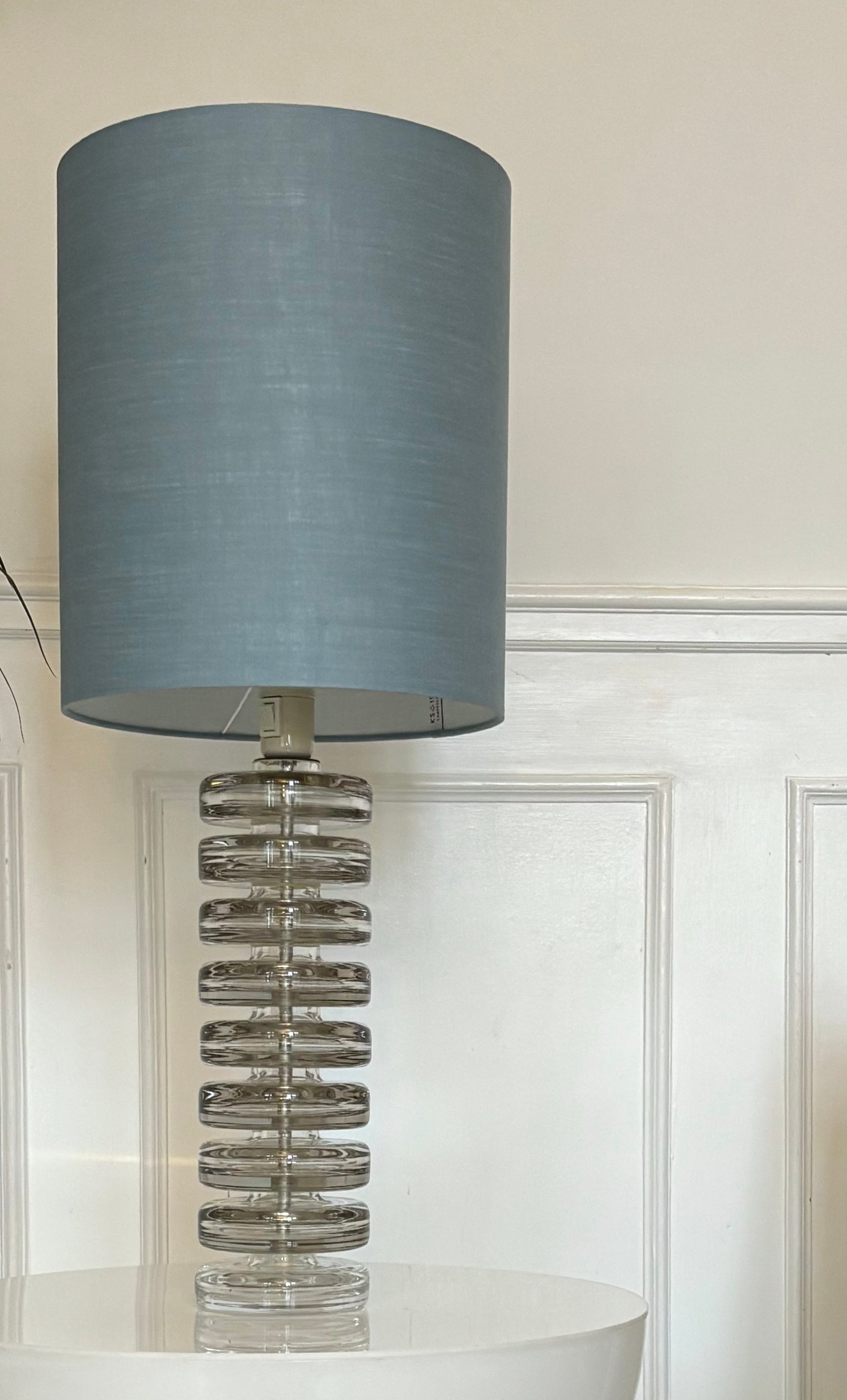 Rare grande lampe de table suédoise en verre d'art moderne du milieu du siècle, fabriquée par Kosta Boda dans les années 1960. Neuf disques épais en verre clair soufflé à la main sont empilés et montés sur une tige métallique au centre, avec une