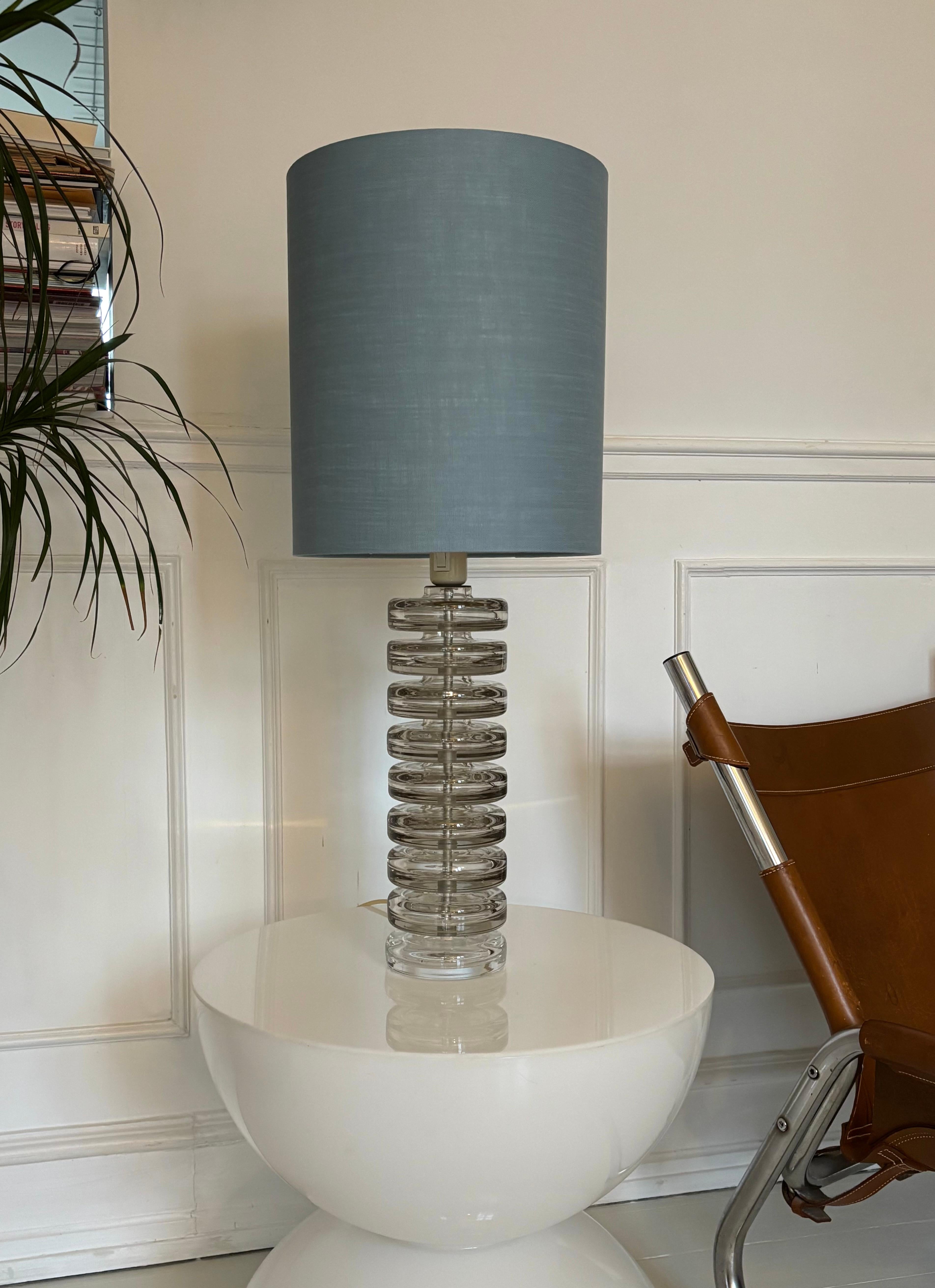 Scandinave moderne Lampe de bureau moderne suédoise Kosta Boda avec disques en verre et abat-jour en lin, années 1960 en vente