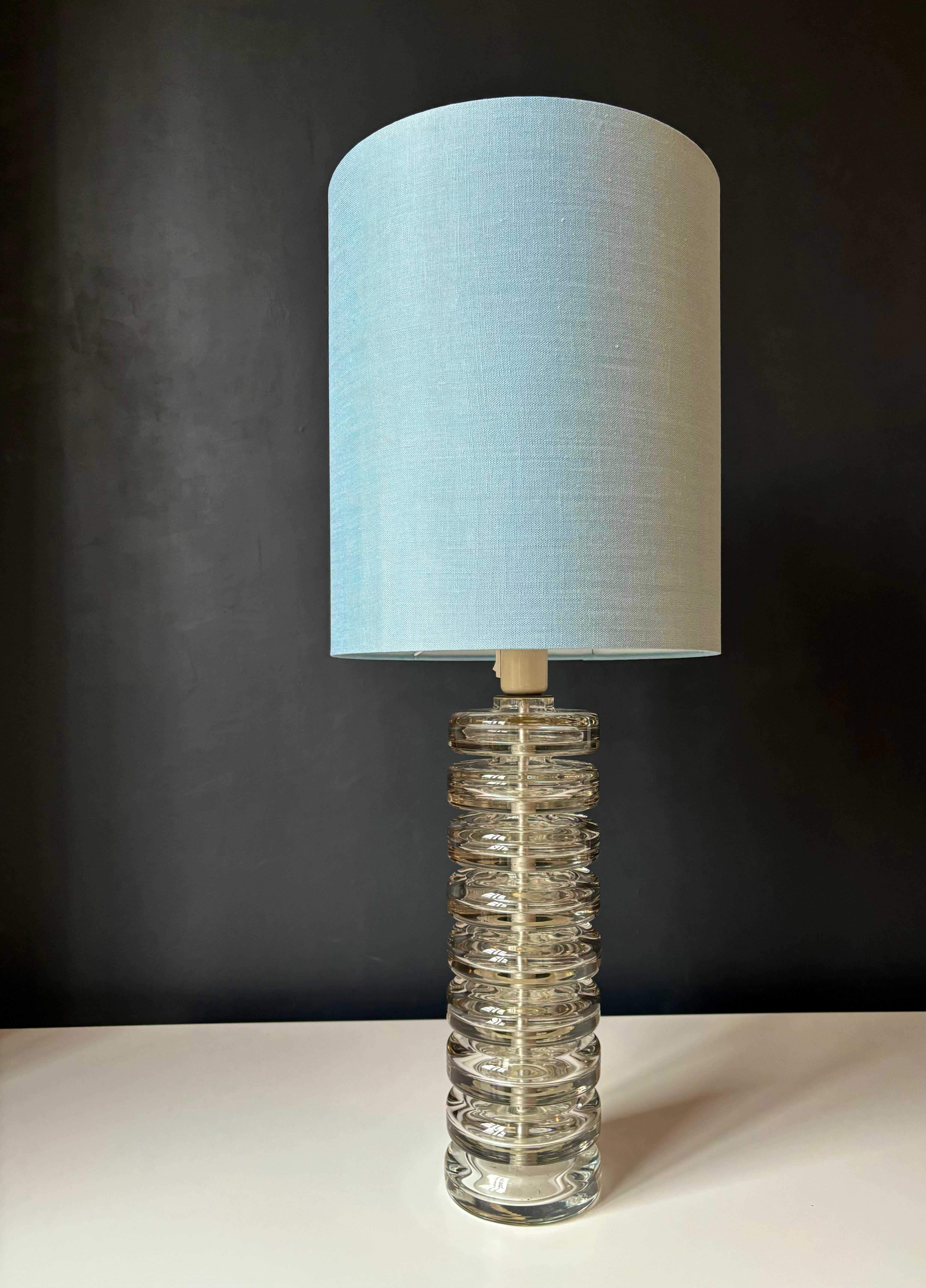 Suédois Lampe de bureau moderne suédoise Kosta Boda avec disques en verre et abat-jour en lin, années 1960 en vente