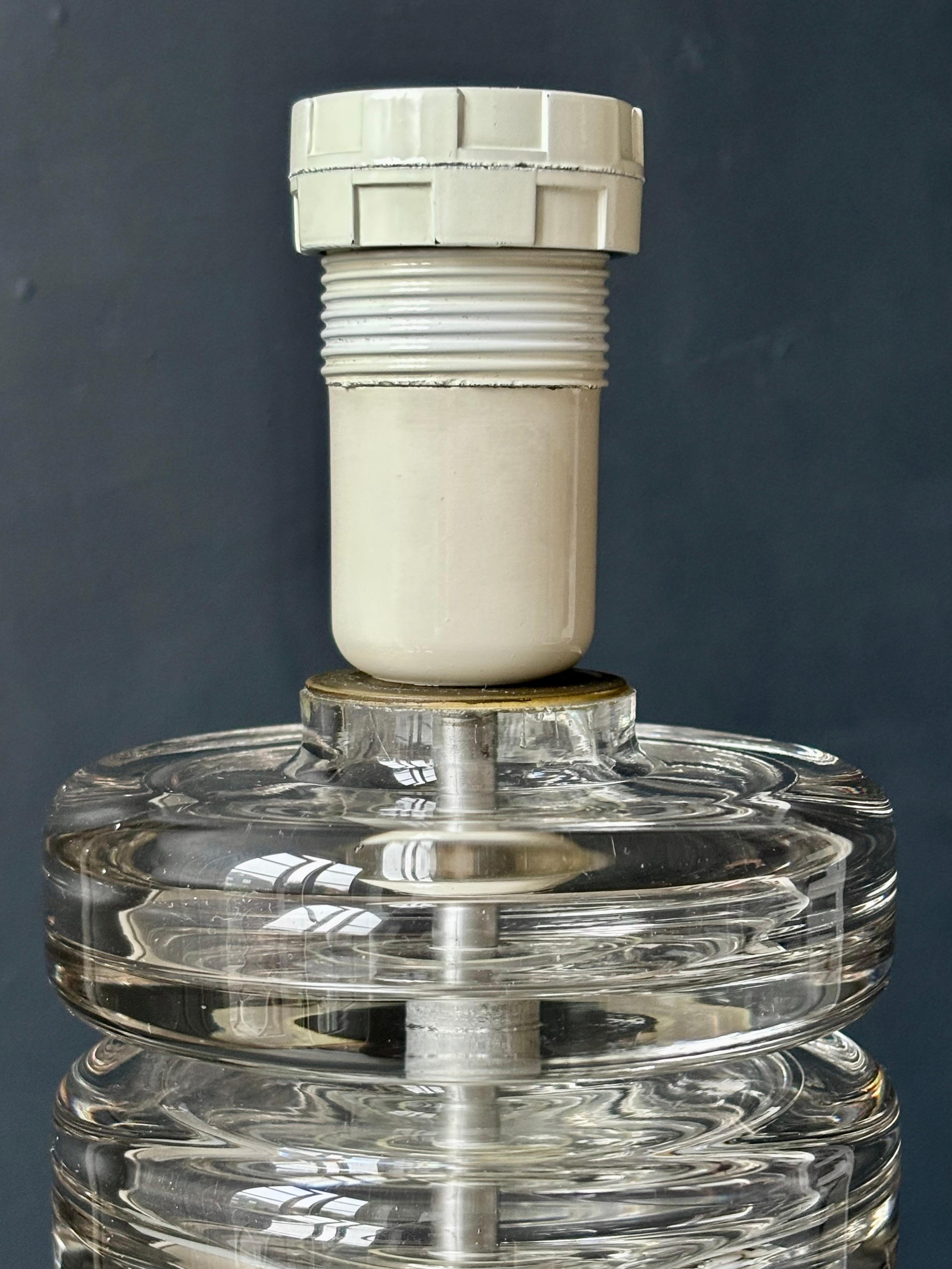 Lampe de bureau moderne suédoise Kosta Boda avec disques en verre et abat-jour en lin, années 1960 Bon état - En vente à Copenhagen, DK