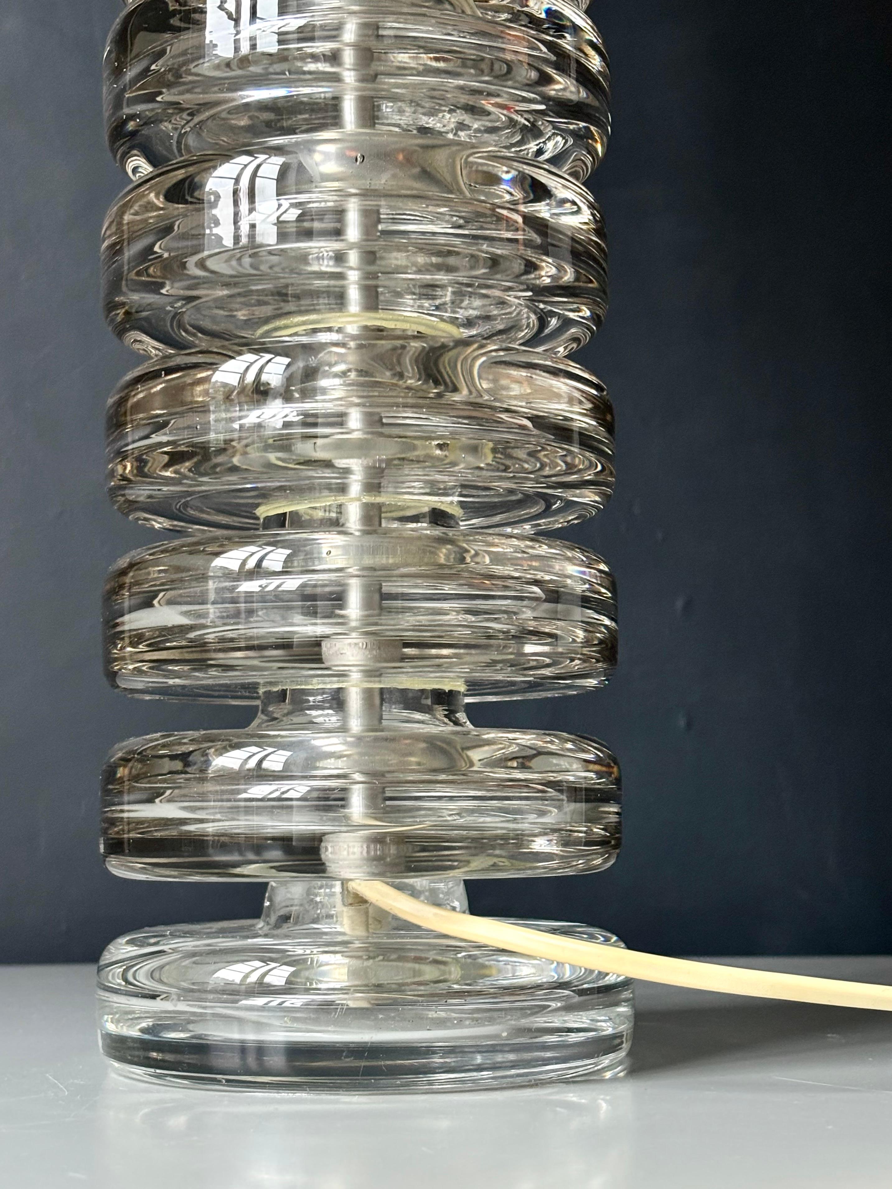 Métal Lampe de bureau moderne suédoise Kosta Boda avec disques en verre et abat-jour en lin, années 1960 en vente