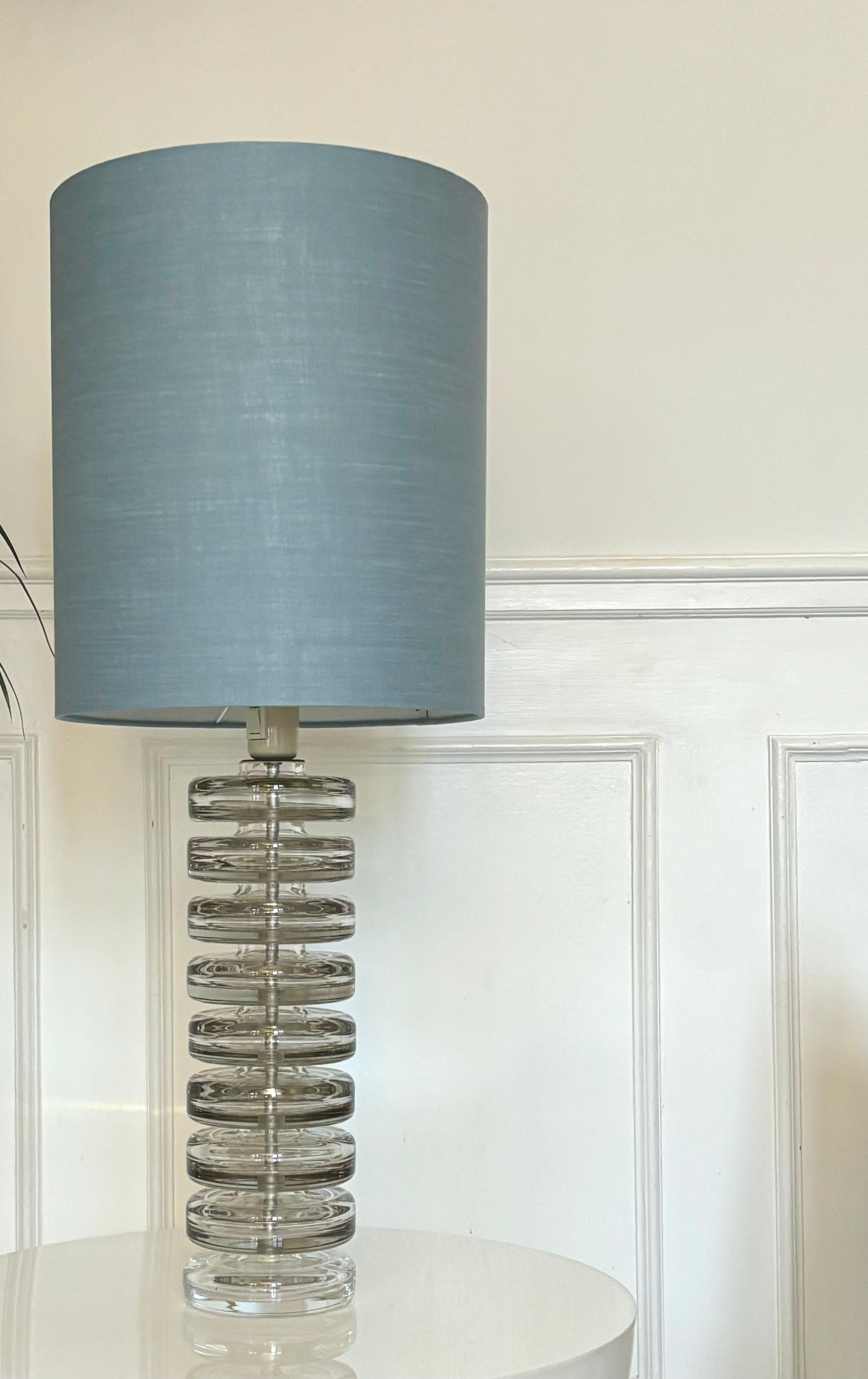 Lampe de bureau moderne suédoise Kosta Boda avec disques en verre et abat-jour en lin, années 1960 en vente 1