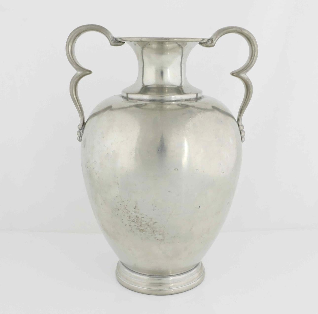 Elegante vaso in peltro disegnato da Ernst Svedbom per Svenskt Tenn, Svezia, anni '60 circa. Questo vaso meravigliosamente equilibrato presenta una classica forma ad anfora con ampi manici scultorei e un collo svasato. Realizzato in peltro