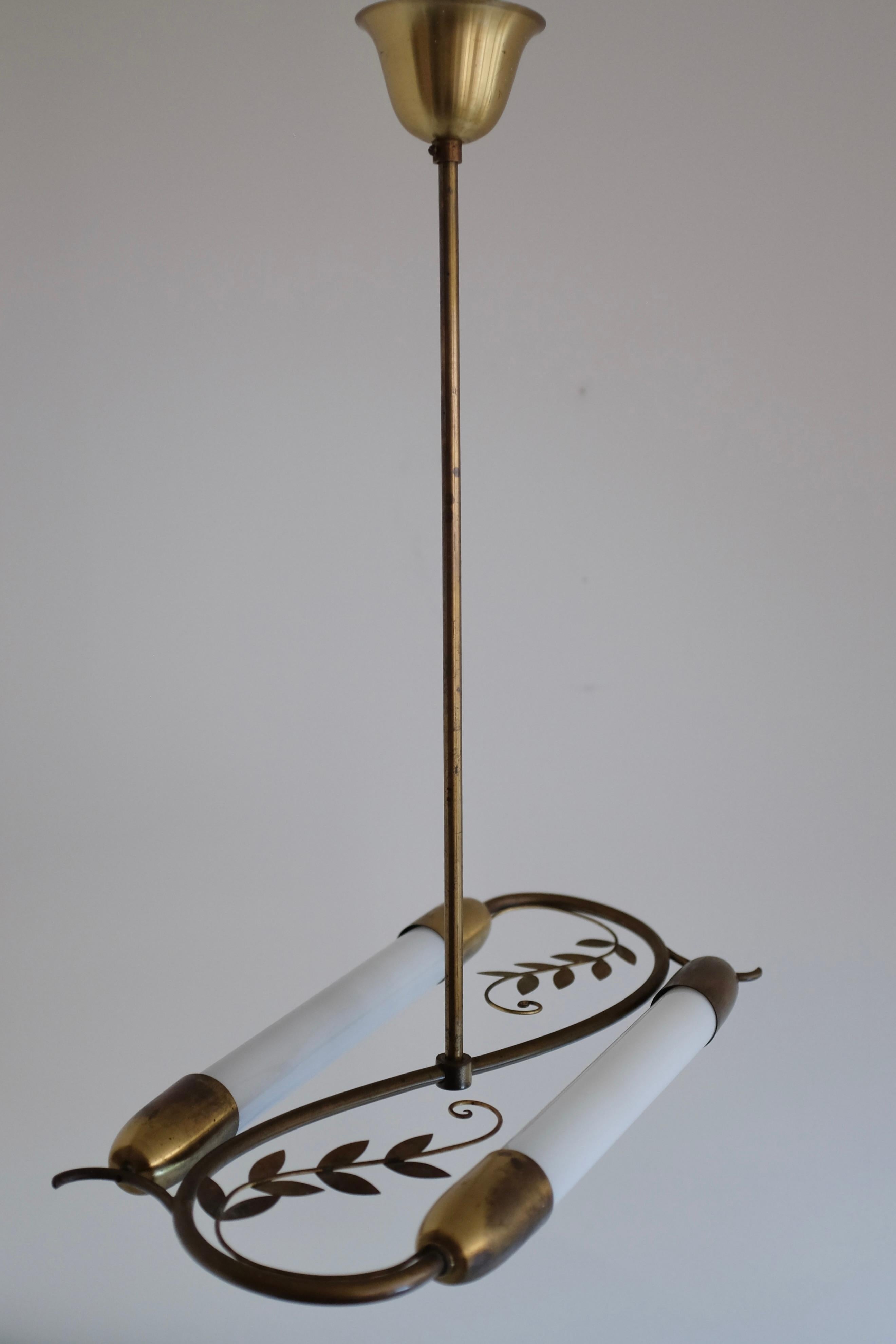 Pendentif moderne suédois en laiton avec ornements décoratifs en forme de feuilles. Très décoratif, il met en valeur les lignes douces et élégantes du design suédois du milieu du XXe siècle, rendu célèbre par Josef Frank et d'autres. Usure du laiton