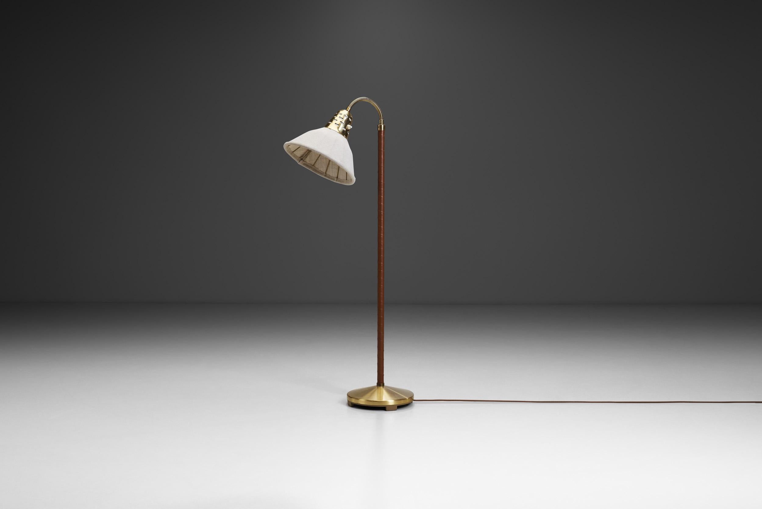 Schwedische moderne Stehlampe aus Leder und Messing von ASEA, Schweden 1950er Jahre (Moderne der Mitte des Jahrhunderts) im Angebot